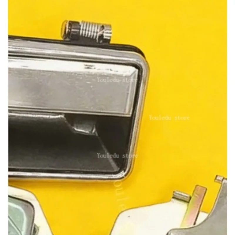 

НОВЫЕ Запчасти для экскаваторов Takeuchi 55/60/75/135/150/155/175/160: Комплект замка двери кабины (внутренняя и внешняя ручки, цилиндр, блок)