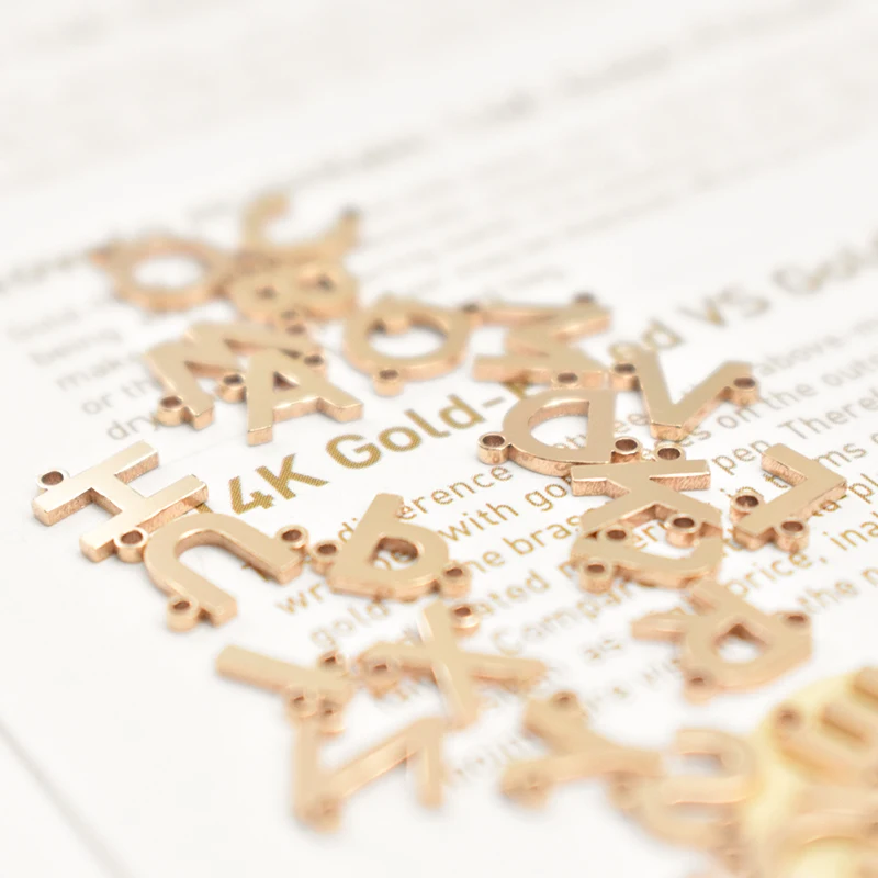 Buchstabe „A-Z“ Charm 14K Gold gefüllter Buchstaben Charm mit 2 Ring Anhänger für Armband Halskette Verbinder Schmuckzubehör Zubehör – Detail 14