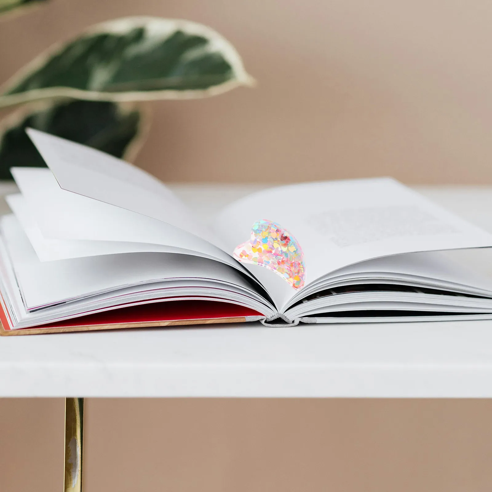 Multifunctional Peach Heart Book Page Holder Smooth Finger Book Holder for Reading Students Writers Teachers Reading Accessories