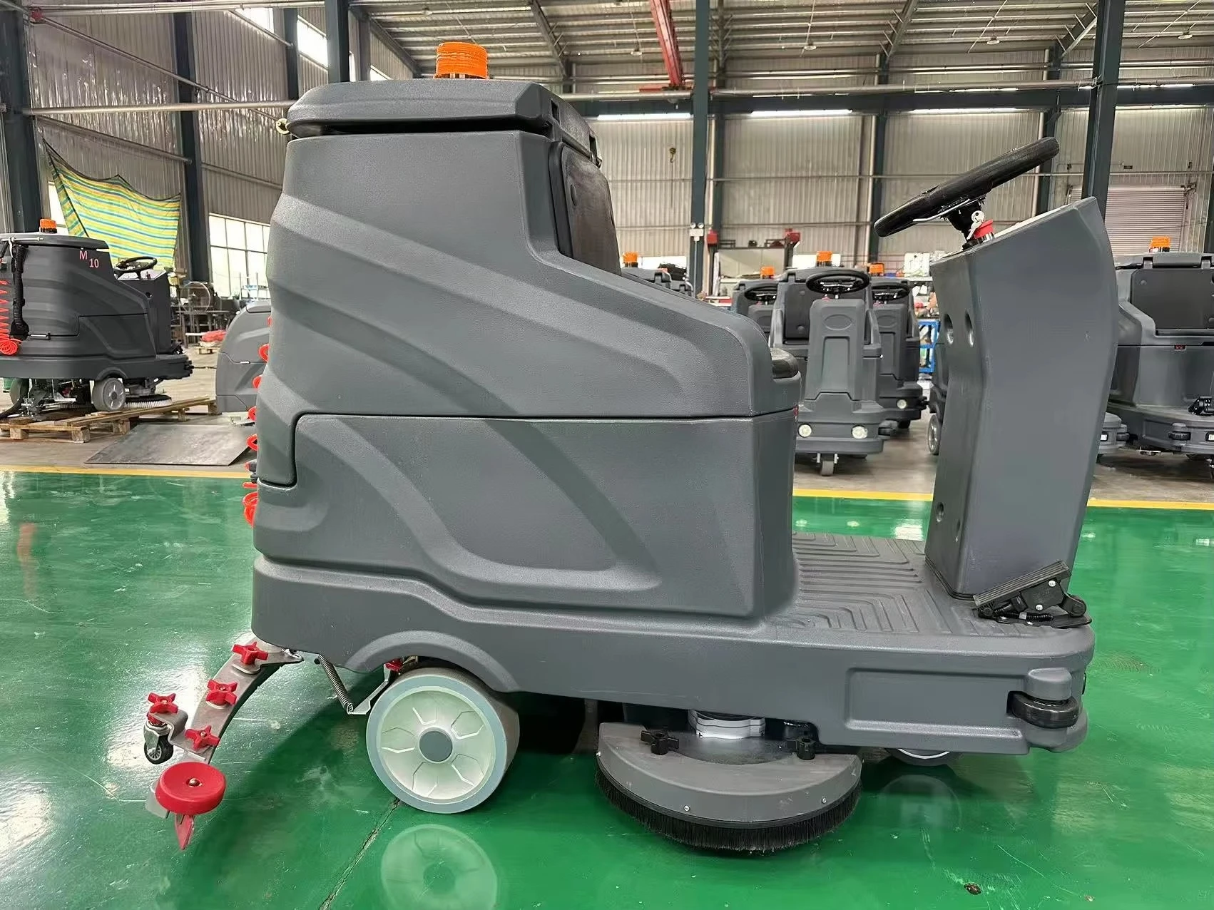 دفع ماكينة غسل الأرضيات الصناعية روبوت التنظيف بالضغط العالي وظيفة التعقيم لتنظيف مساحة كبيرة في فندق المستشفى