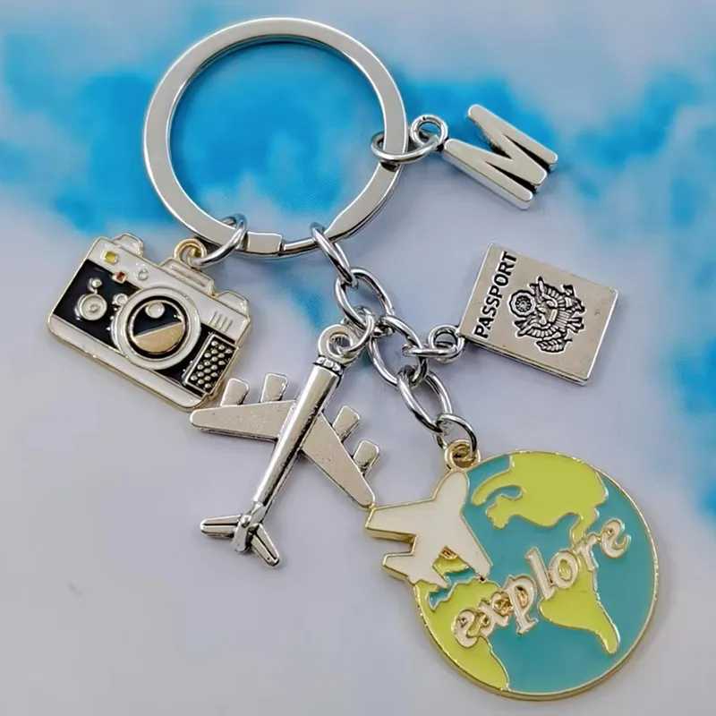 LLavero de viaje con letras de A-Z, accesorio de moda con esmalte, avión, cámara de tierra, colgante de coche hecho a mano, novedad