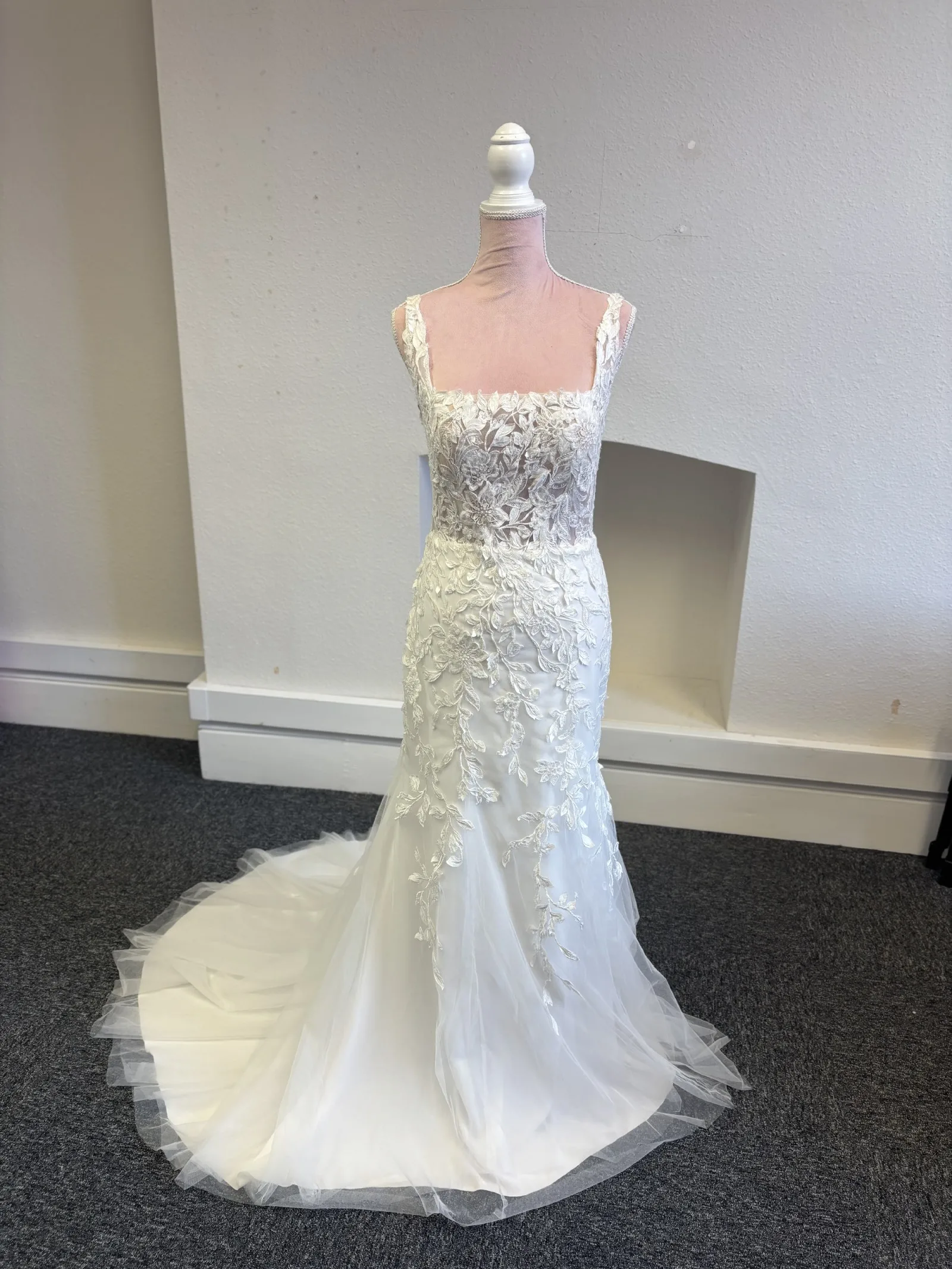 Suknie ślubne damskie na zamówienie, białe, eleganckie, romantyczne, model 2026, z kwadratowym dekoltem, aplikacjami, koronkowym tyłem i odkrytymi plecami.