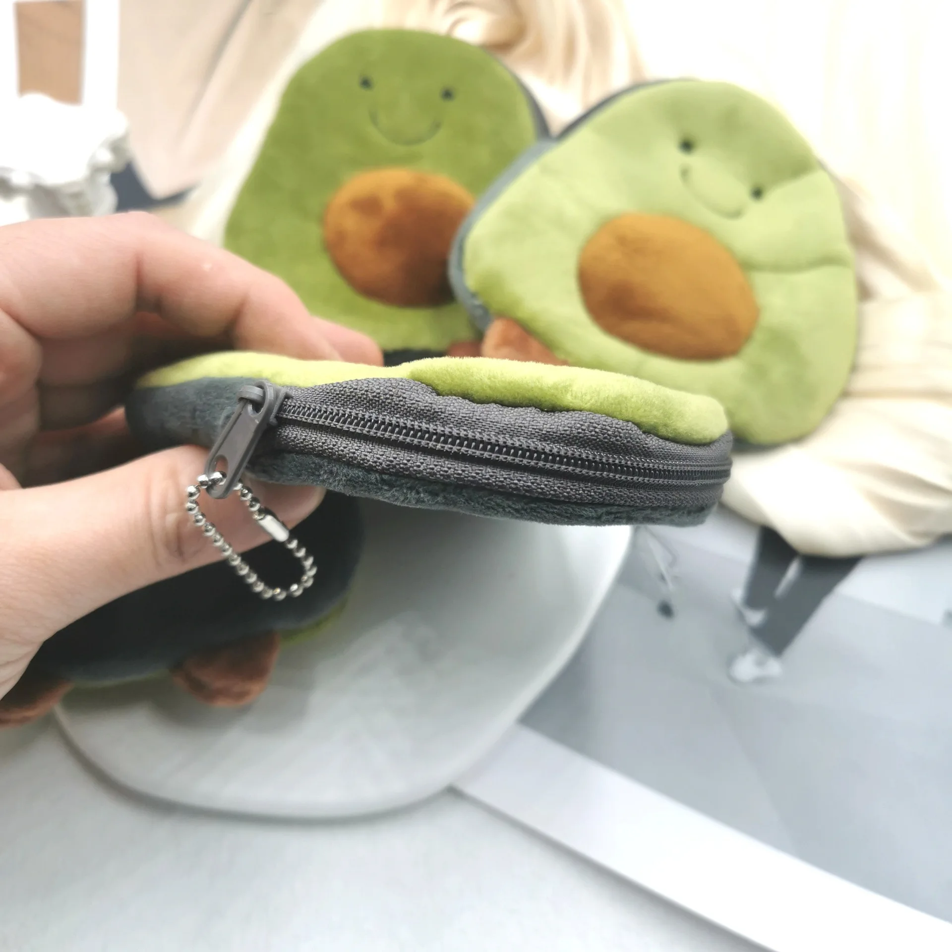 محفظة عملات معدنية من القطيفة الكرتونية الإبداعية، وحقيبة عملات الأفوكادو، وحقيبة تخزين العملات المعدنية القطيفة، وسلسلة مفاتيح، وحقيبة ظهر وقلادة