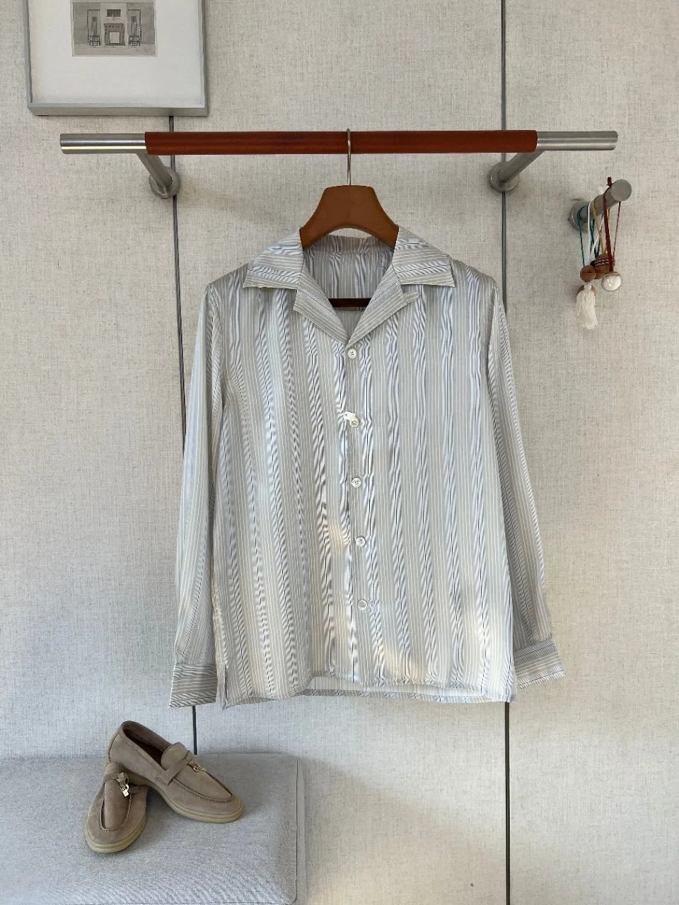 Men's Old Money Style New Simple Light Grey Vertical Stripe Shirt Loose Spread Collar Long Sleeve Casual Shirt