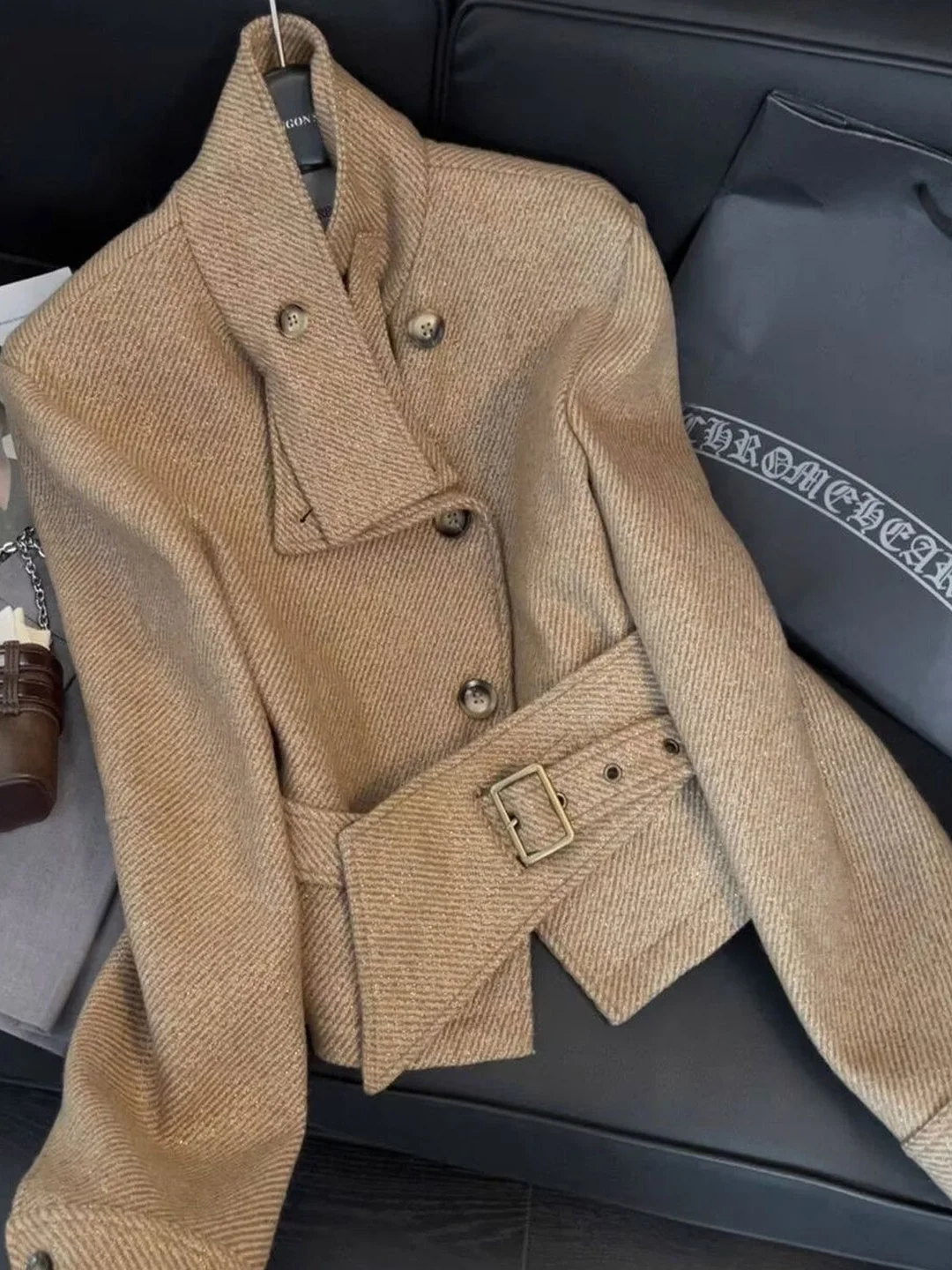 

Стильная короткая шерстяная куртка женская с воротником-стойкой, асимметричным дизайном, в мотоциклетном стиле, с элементами деконструкции, новинка 2026 года