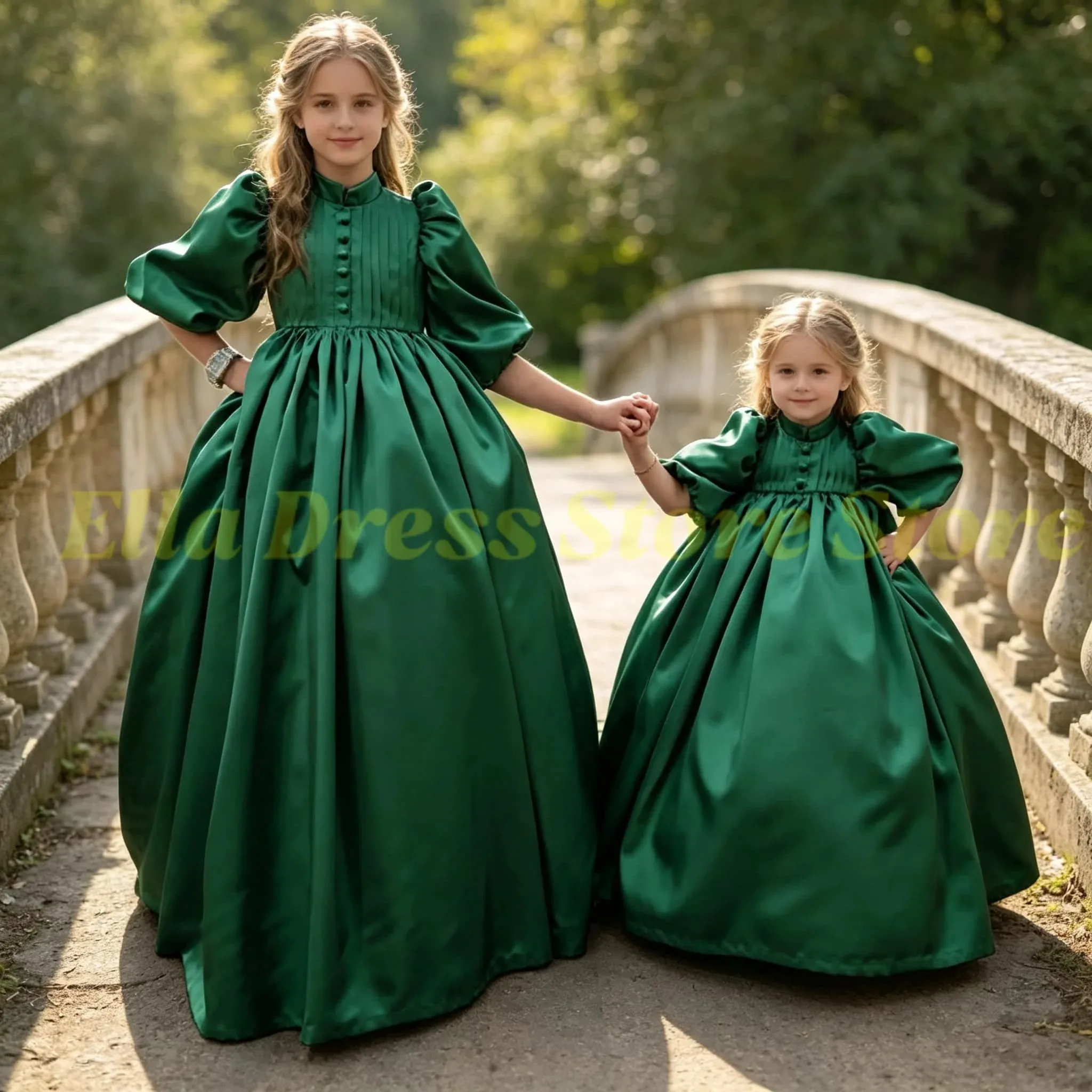 Maßgeschneidertes rosa Satin-Blumenmädchenkleid für Hochzeiten, lange Ärmel, hoher Kragen, Geburtstagskleid, Ballkleid, Mädchenkleid, Großhandel – Detail 3