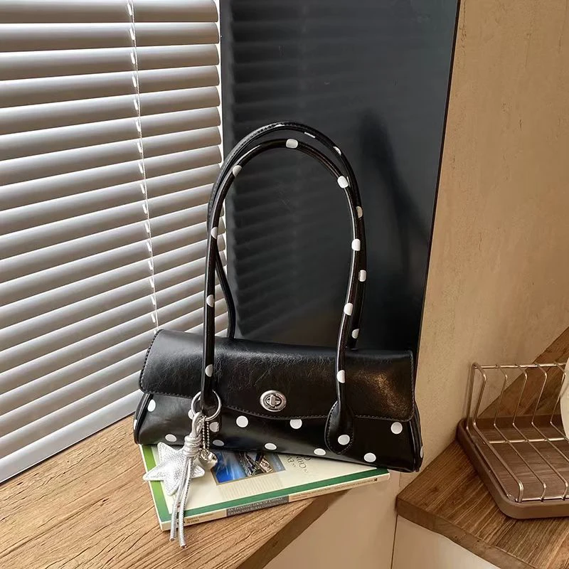 Gepunktete Hobo-Unterarmtasche, Koreanisch-Chic Damen-Handtasche mit Langem Trageriemen und Taschenanhänger, Alltagstasche für Arbeit und Pendeln – Detail 13