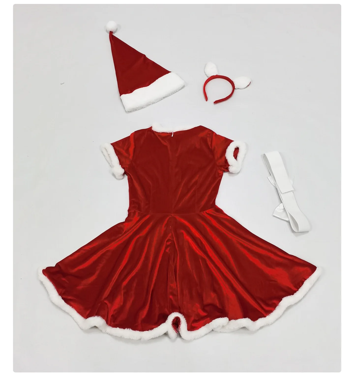 Niedliches Weihnachtskleid-Set für kleine Kinder, bestehend aus einem weiß gefütterten Rock mit flauschigem, weißem Rand, einer weißen Schleife und einer passenden Weihnachtsmütze. – Detail 13