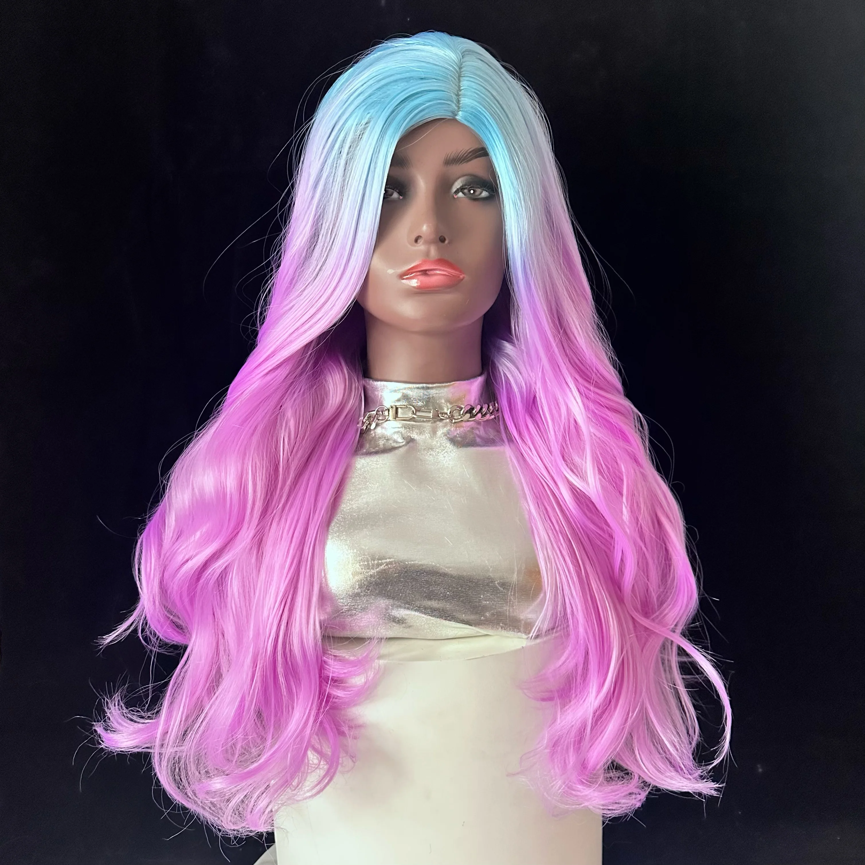 Wig sintetis bergelombang coklat emas panjang warna ungu dengan poni untuk Wig rambut Cosplay harian wanita gunakan Wig rambut tahan panas alami