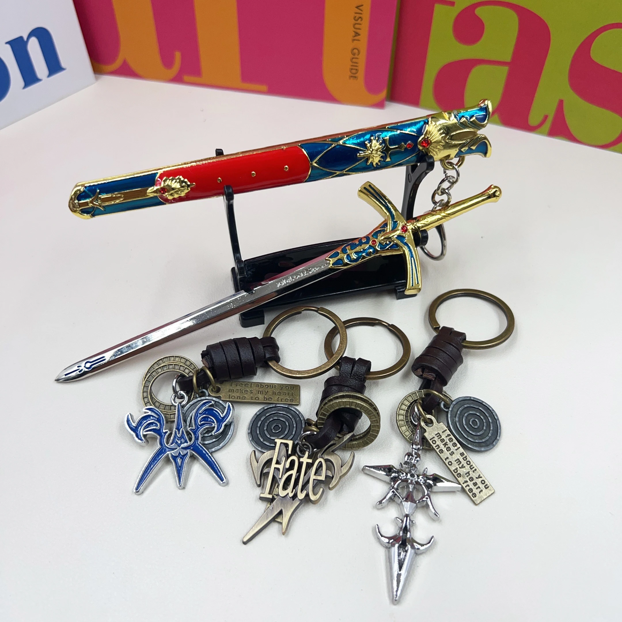 3 색 Excalibur 칼 모델 키 체인 Fate/stay Night 애니메이션 세이버 칼 로고 펜던트 Artware 열쇠 고리 홀더 쥬얼리