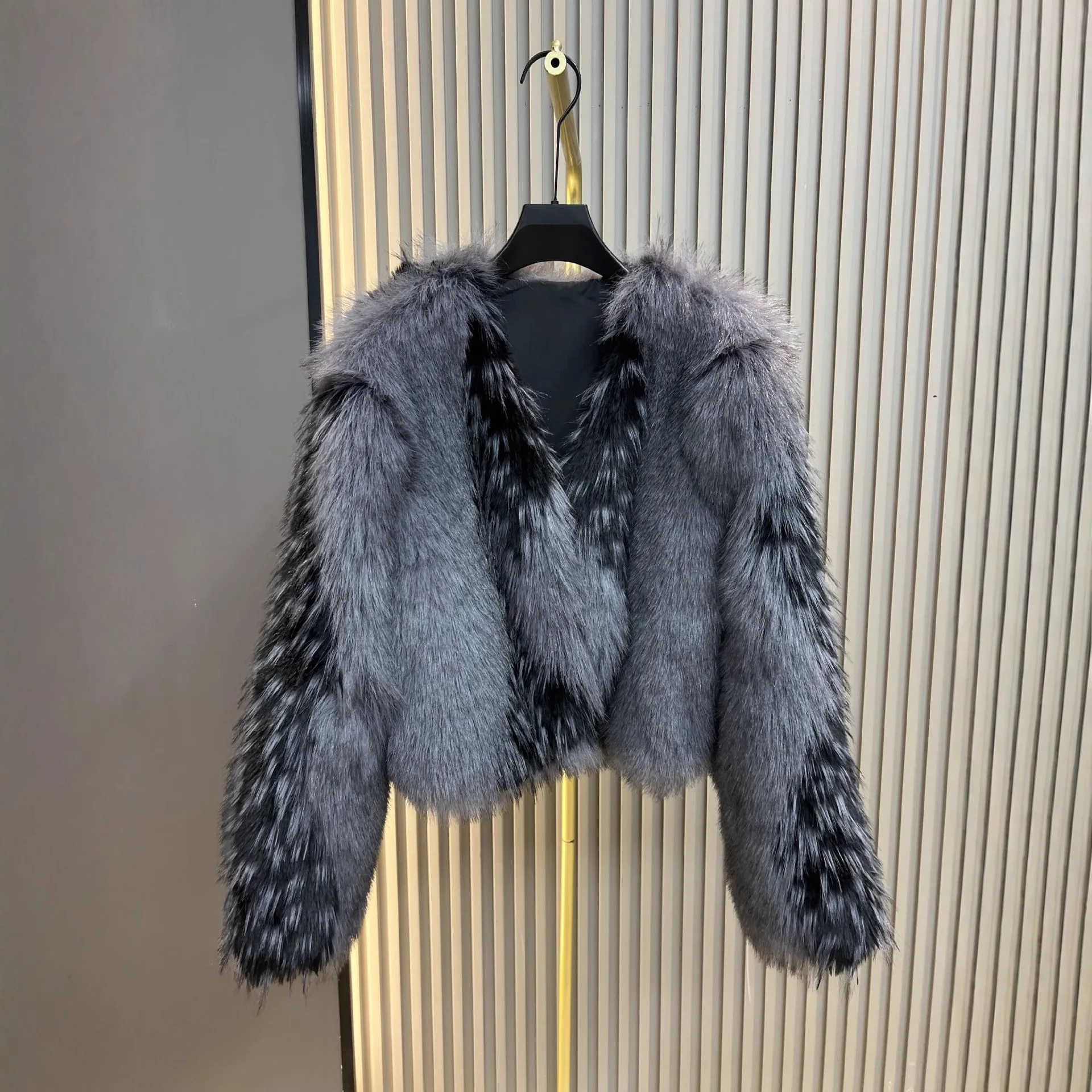 موضة معطف فرو الثعلب الصناعي للنساء 2025 شتاء جديد أنيق فاخر سميك دافئ الفراء قطعة واحدة فروي سترة سيدة معطف قصير