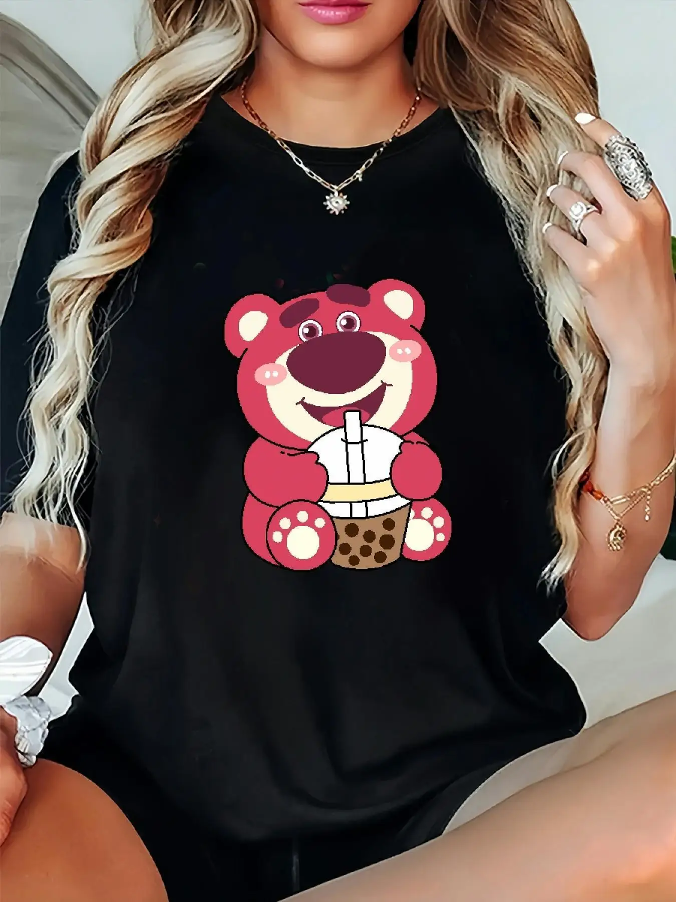 เสื้อยืดลายกราฟิกผู้หญิง“ล็อตโซ่” - ลายหมีสีแดงน่ารักพร้อมดีไซน์ไอศกรีม คอกลม แขนสั้น เสื้อยืดลำลองสำหรับฤดูร้อน ผ้านุ่ม