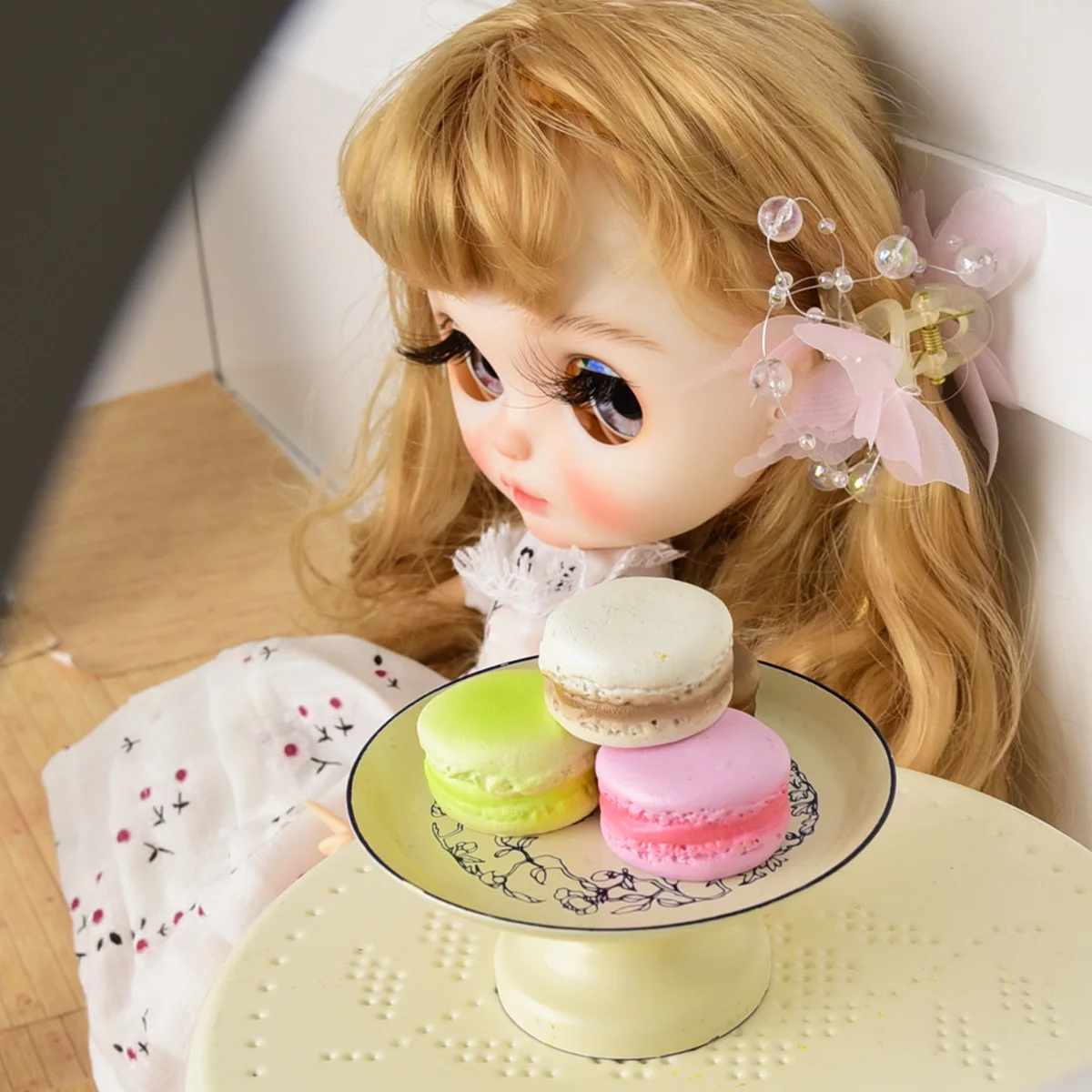 1:6 Miniature Resin Macarons, 4 Pieces, with Iron Tray, Suitable for Mini House Snack Accessories
