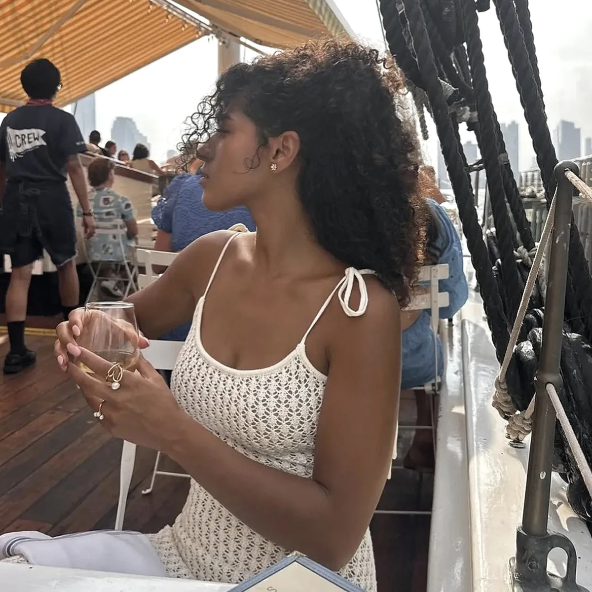 レディースビーチホリデーニットビキニカバーアップ、無地ダブルフリルスリップドレス、セクシーな透かし彫りビーチウェアカバーアップ