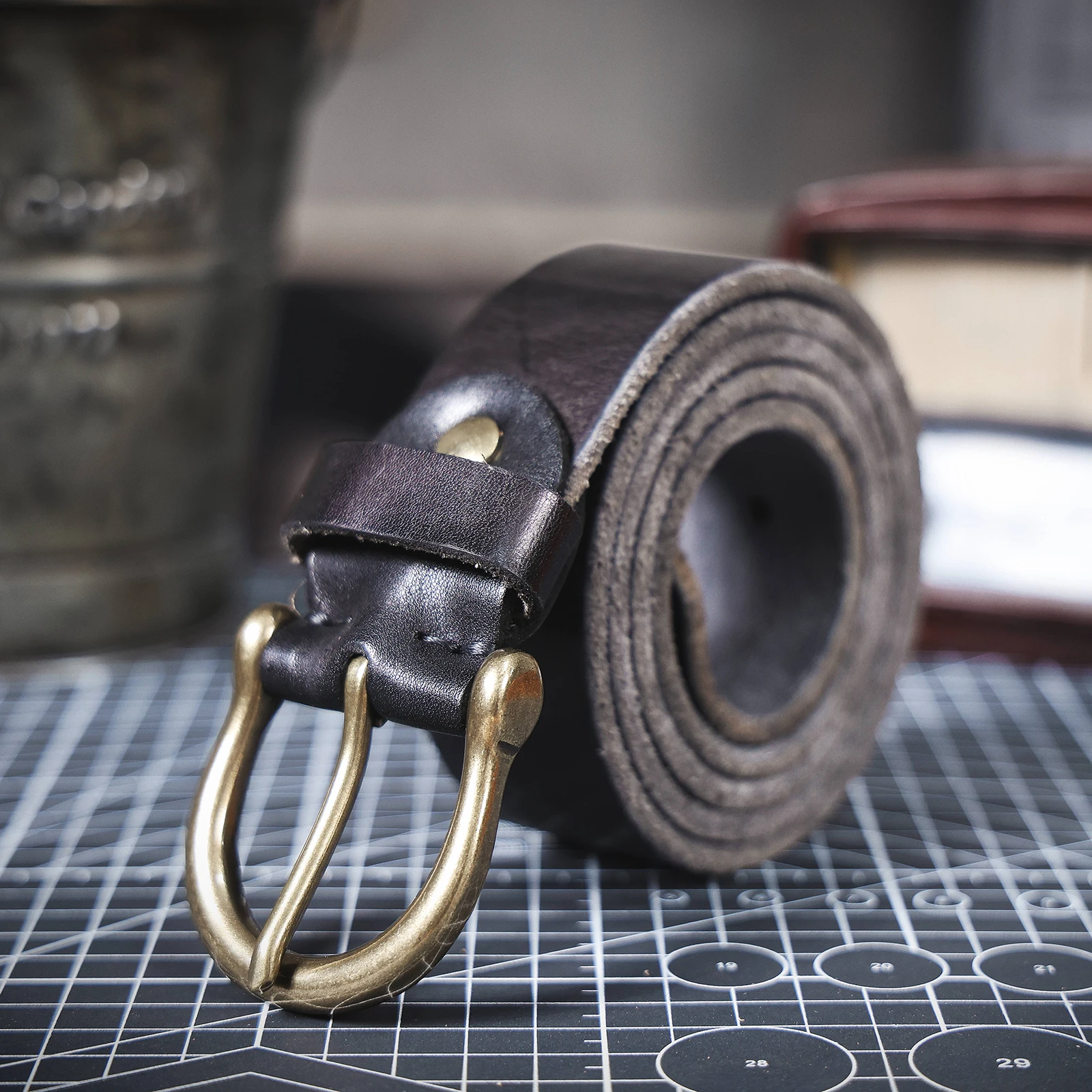 Vintage Echtleder-Herrengürtel mit Kupferschnalle, Handgefertigter Casual-Gürtel mit Geschenkbox, Verstärktes Oberleder aus Italien – Detail 24