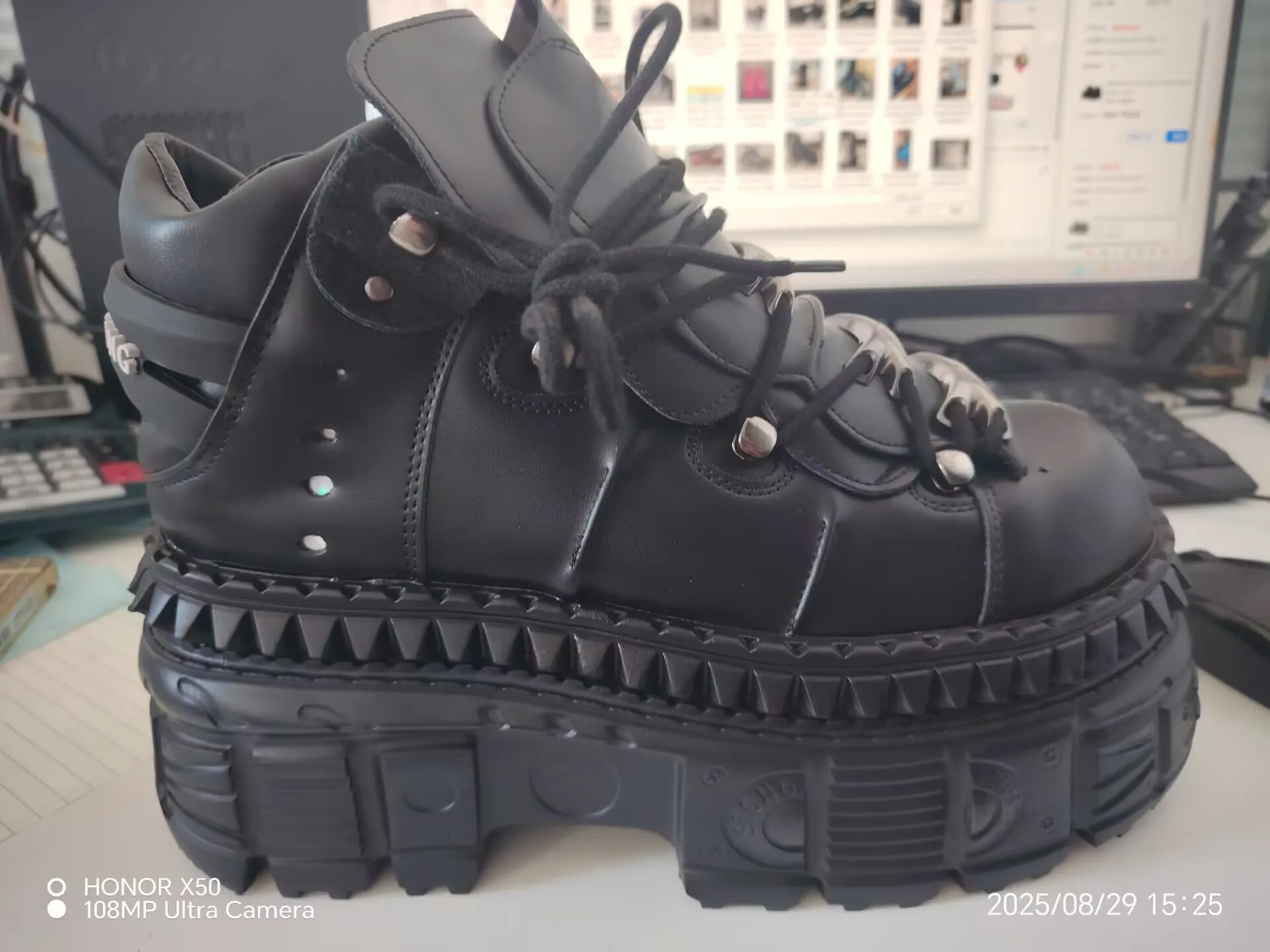 2025 ロック機関車スモールレザーゴスプラットフォームレトロメタルハイトップストリートシューティング男性と女性が同じシングルシューズ