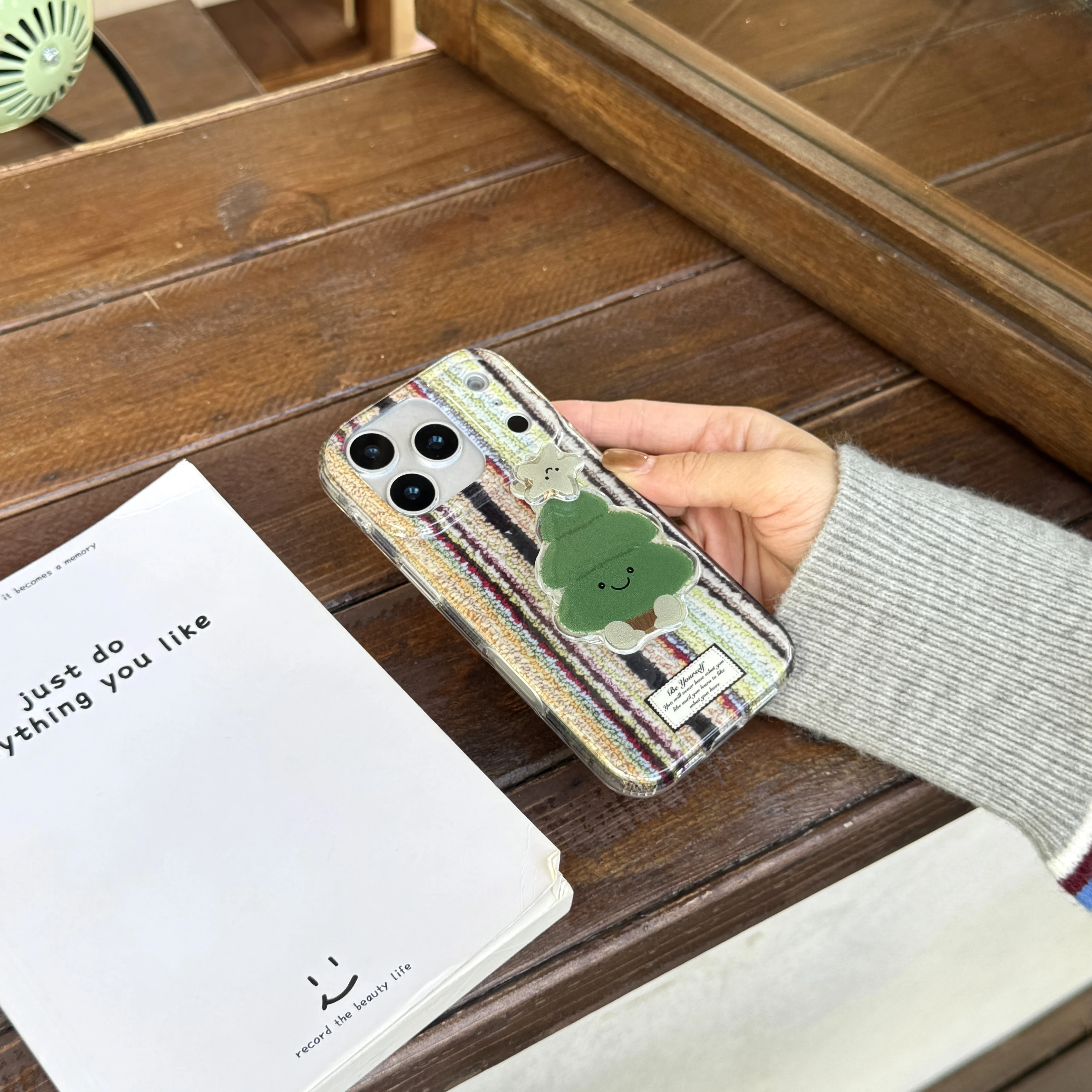 Etui na telefon iPhone 17 Pro Max 16 15 14 13 Pro Max z twardej skorupy w paski, w kształcie choinki świątecznej, z podpórką.