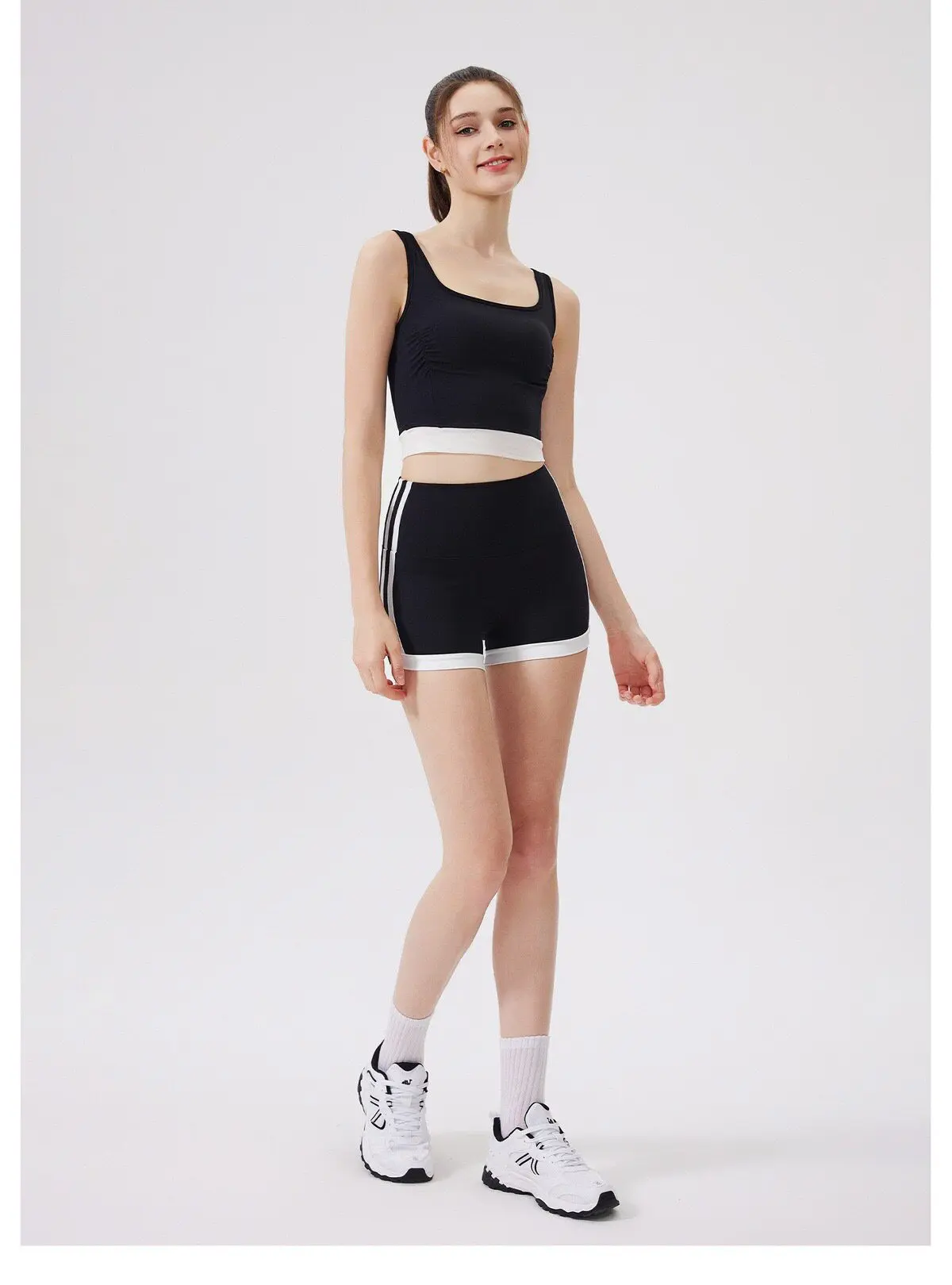 Kontrastfarbene Hochgeschnittene Pfirsichfarbene Hüftformende Hotpants Sportshorts für Damen zum Laufen, Fitness und Yoga – Detail 9