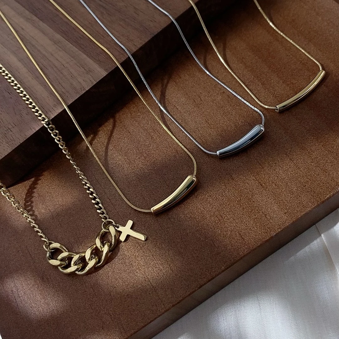 CARLIDANA, superventas, collar de cadena con colgante de pimienta berenjena pequeña de acero inoxidable, cadena de hueso de serpiente, gargantilla chapada en oro para mujer