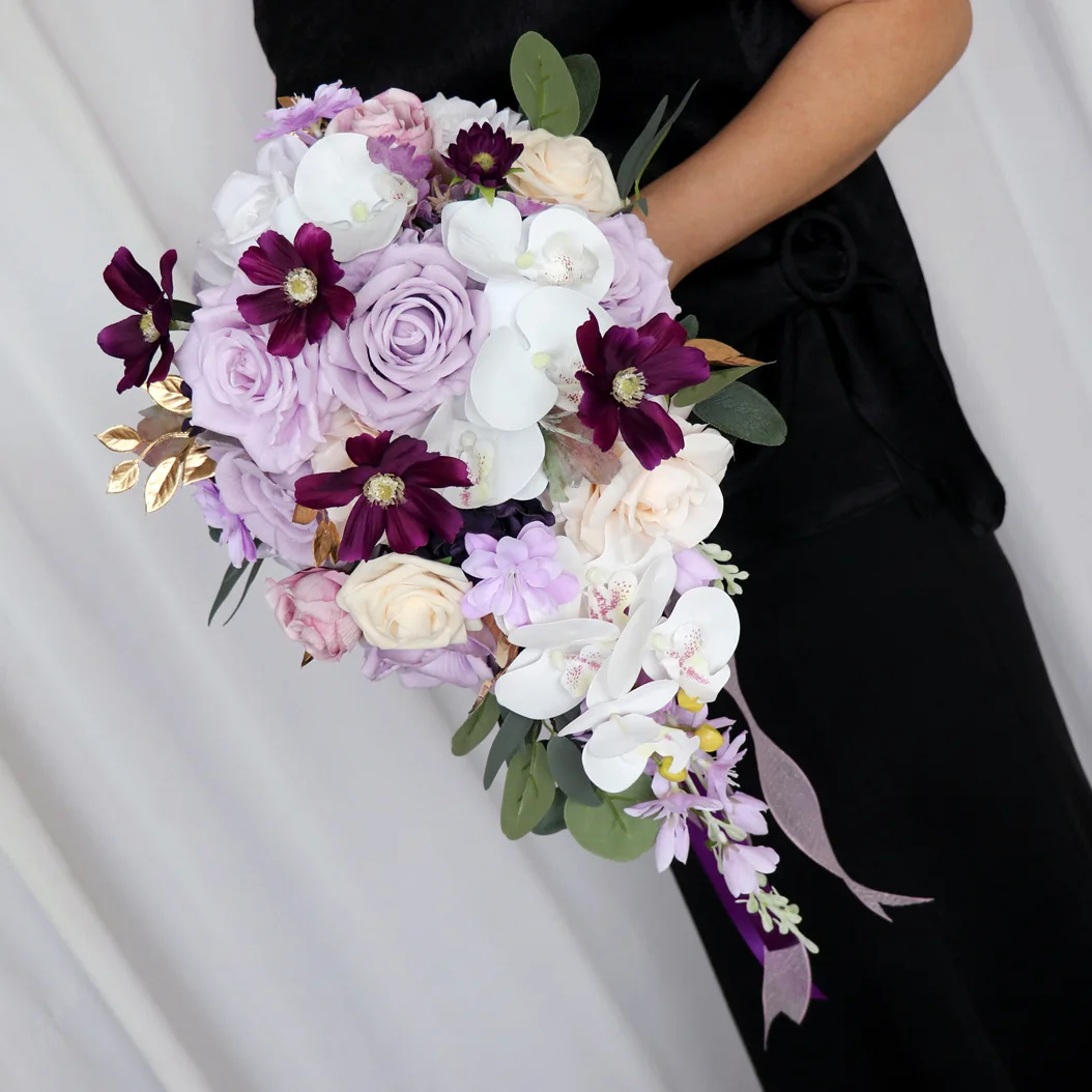 Wedding bride with bouquet simulation flower water drop waterfall wedding photo with bouquet for wedding