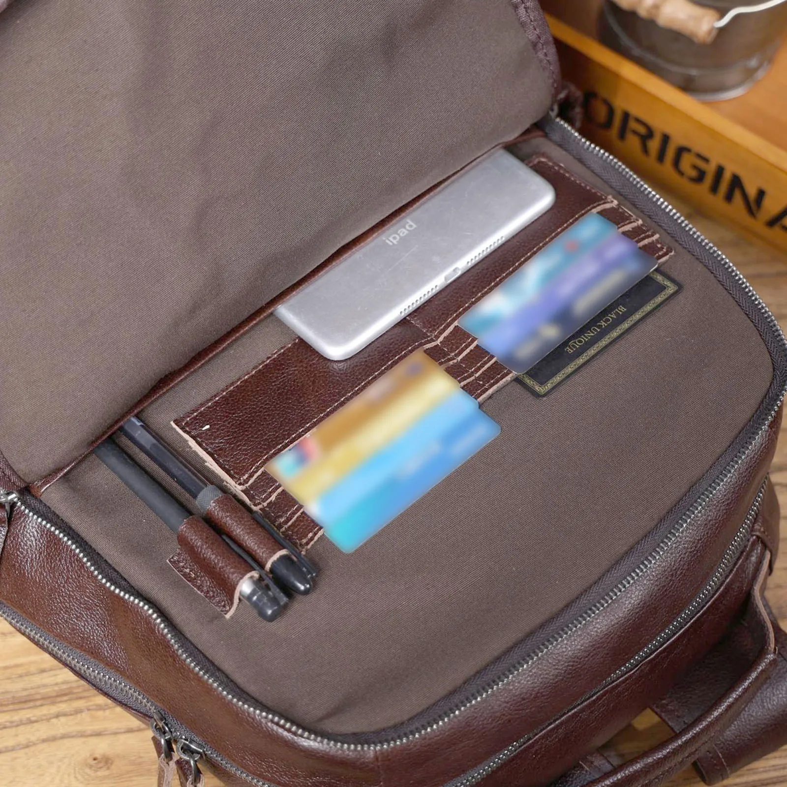 Lässiger Echtleder-Rucksack für Herren, Laptop-Tasche für Männer, Reisetasche aus hochwertigem Rindsleder, modischer Preppy-Stil. – Detail 22