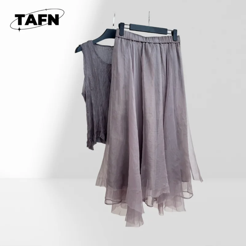 

Fashion-Forward Women’s Skirt and Top Set, Easy to Style for Any Event Elegant Women’s Skirt and Top Perfect for Casual AH1635