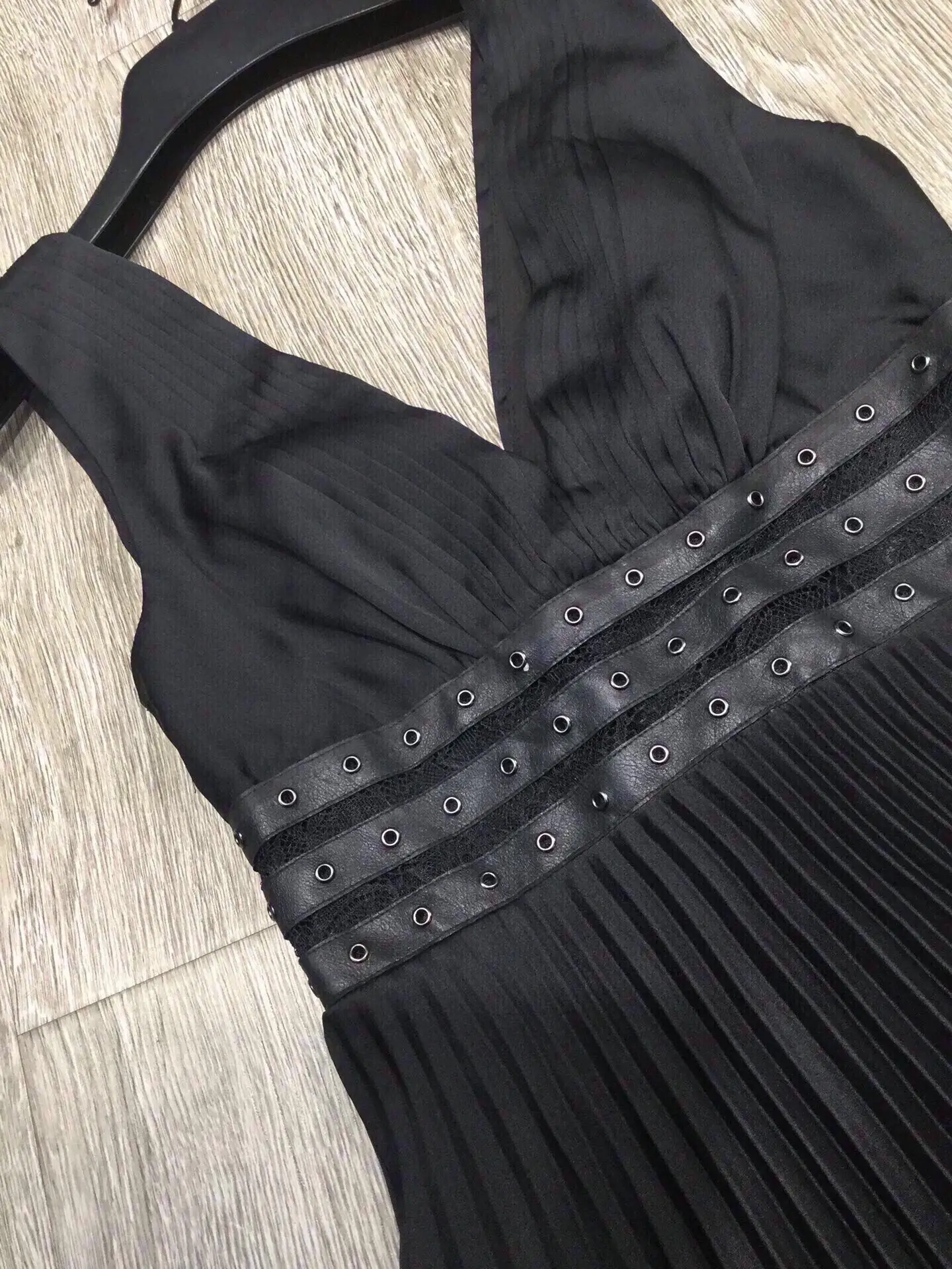 リベット装飾女性黒ベストドレスディープ V ネックハイウエストノースリーブファッションスリムミニローブ