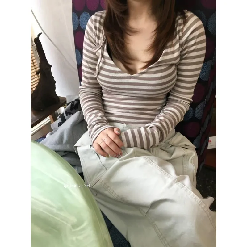 تي شيرت عتيق بدون ظهر برباط متقاطع مثير بأكمام طويلة تي شيرت نسائي 2026 ربيع جديد ملابس الشارع الشهير برقبة على شكل حرف v ملابس علوية مخططة بألوان متباينة