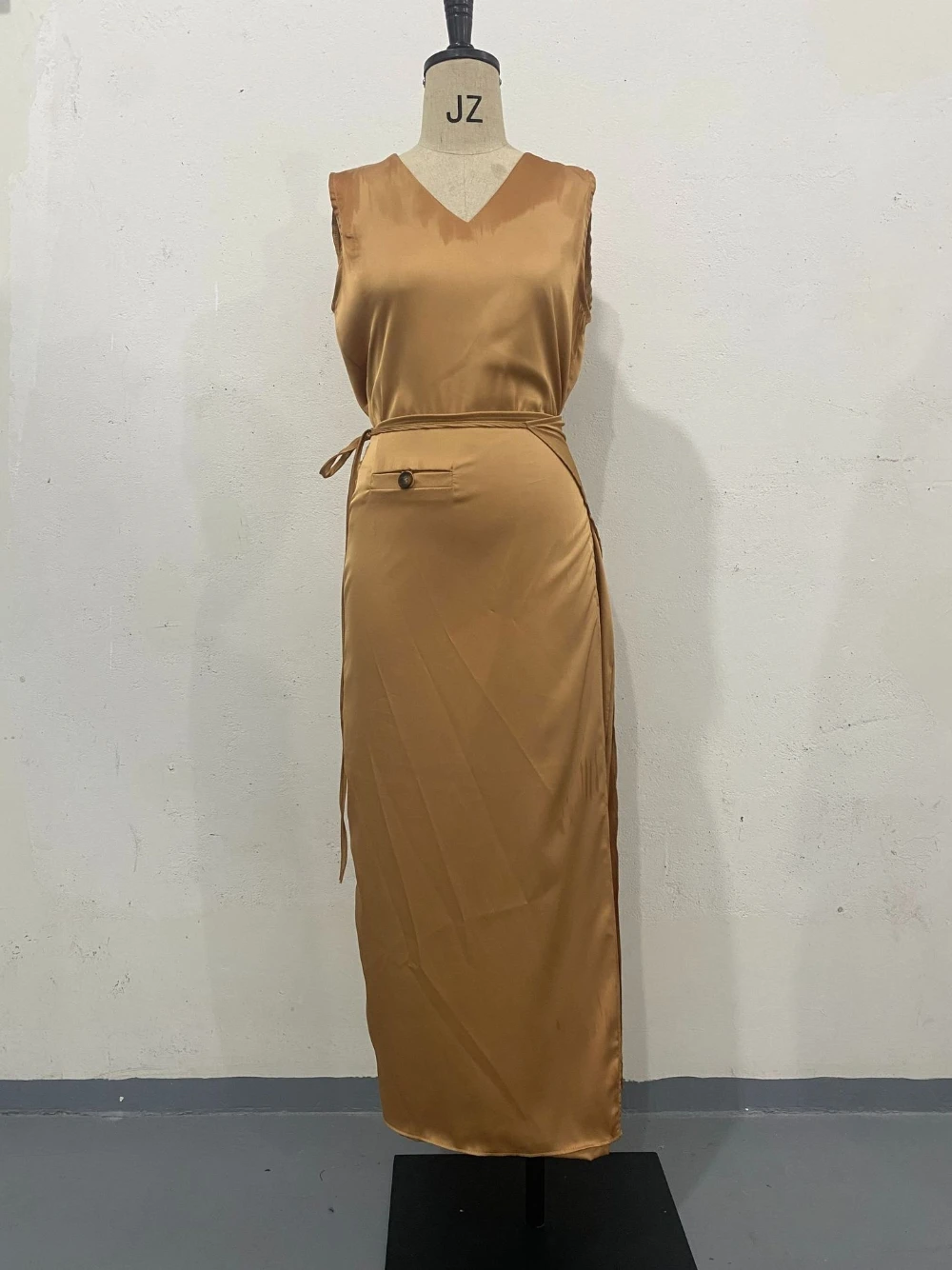 Chic สีคาราเมล V คอชุดราตรีเอว Elegant แขนกุดตรงผู้หญิง Dinner Party ชุดราตรี Fast Shipping