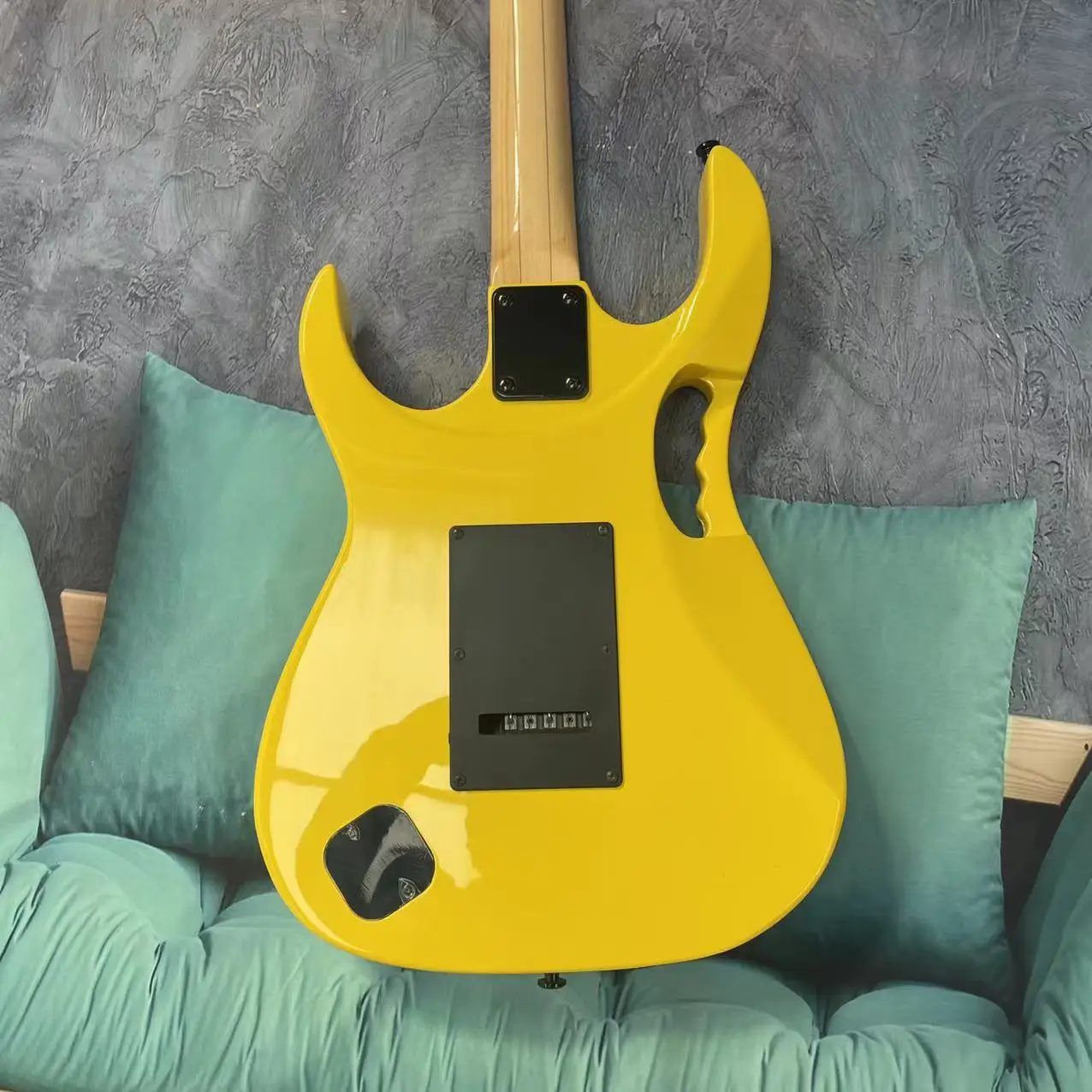 Guitarra eléctrica con 6 cuerdas, cuerpo amarillo, diapasón de Arce, pista de Arce, imágenes reales de fábrica, el pedido se puede enviar, d gratis