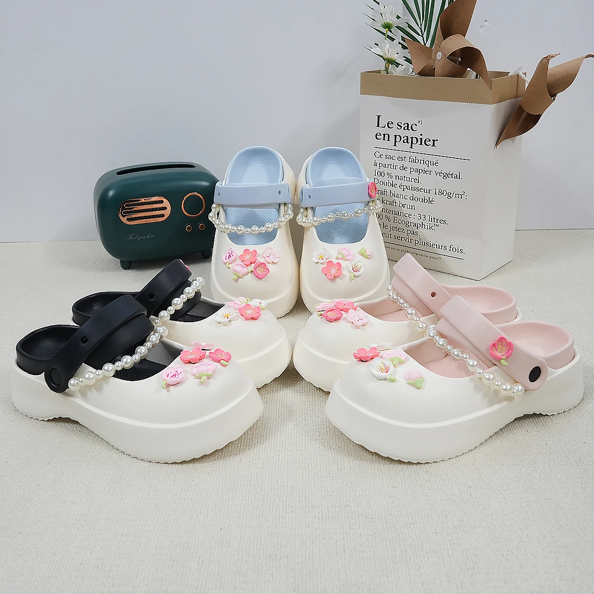 New Versatile Pearl Chain Cherry Blossom Color-Blocking Clogs for Women, Non-Slip Outdoor Slippers, Fashionable Closed-Toe Sandals 600