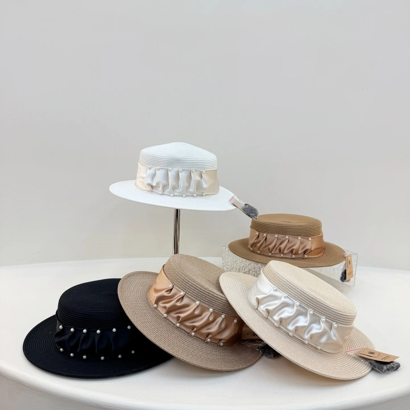 Modischer Vielseitiger Strohhut mit Flachem Rand für Damen, Frühling Sommer Neuer Street-Snap-Fedora, Leichter Atmungsaktiver Top-Hut