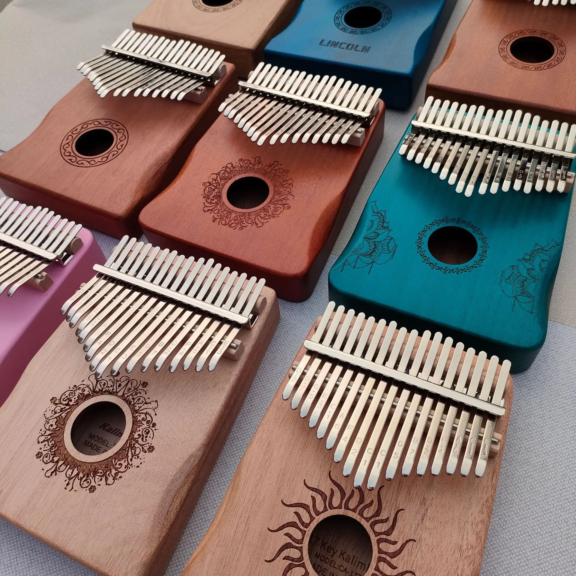 بيانو كاليمبا مكون من 17 مفتاحًا و21 مفتاحًا، بيانو احترافي من الخشب الصلب مع نغمات شفافة ورنين غني. تتضمن مطرقة الضبط، #4