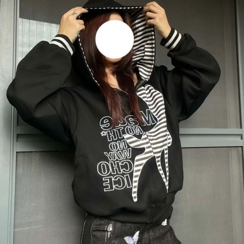 سترة أمريكية عتيقة بأكمام طويلة مع قلنسوة مخططة Y2k ثقافة فرعية سترة نسائية غير رسمية ضيقة لخريف 2025