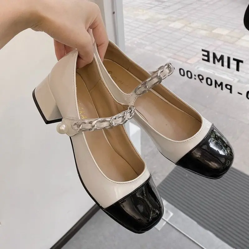 

Black White Leather Patchwork Shoes Woman Metal Chains Band Ballet Flats Mixed Color Patent Leather English Style Fashion Pumps