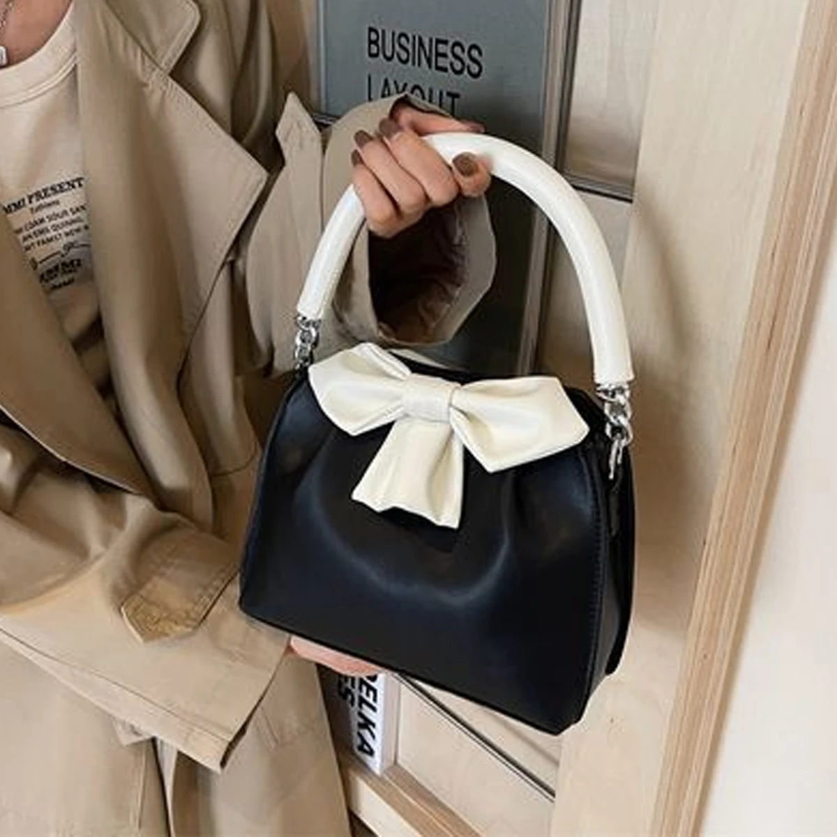 

Новая женская маленькая квадратная сумка 2026 года, маленькая сумочка с верхней ручкой, магнитная застежка, мягкий материал