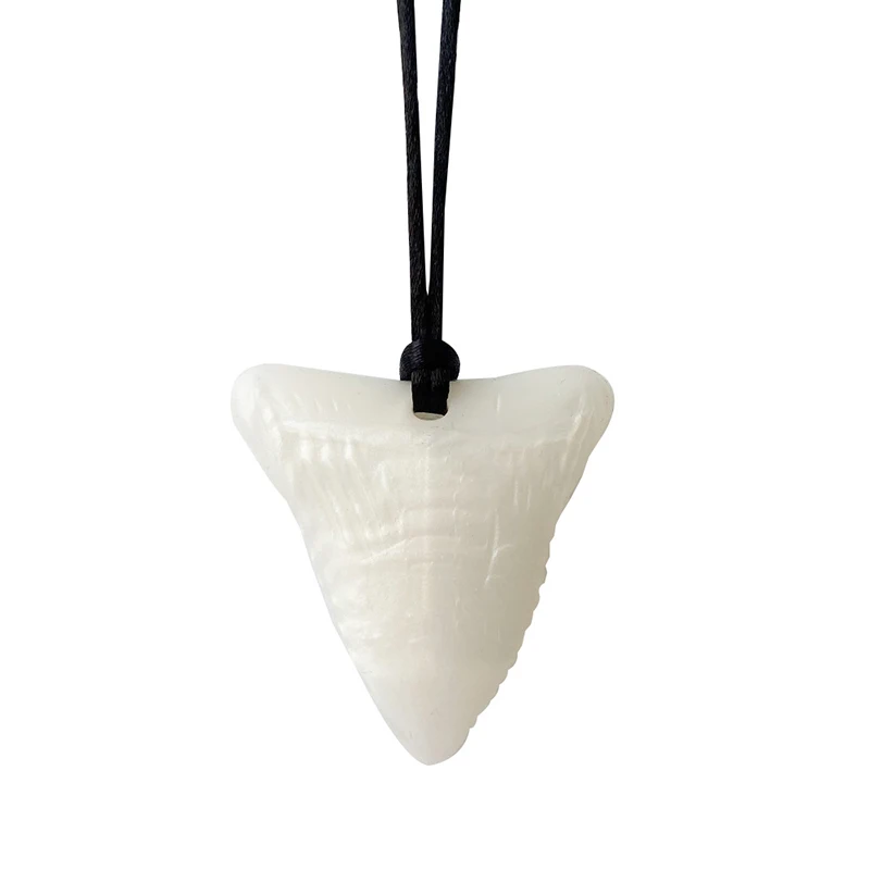 قلادة مضغ حسية من الطوب المطاطي للأطفال من السيليكون على شكل مثلث أنياب عضاضة من السيليكون للأطفال المصابين بالتوحد