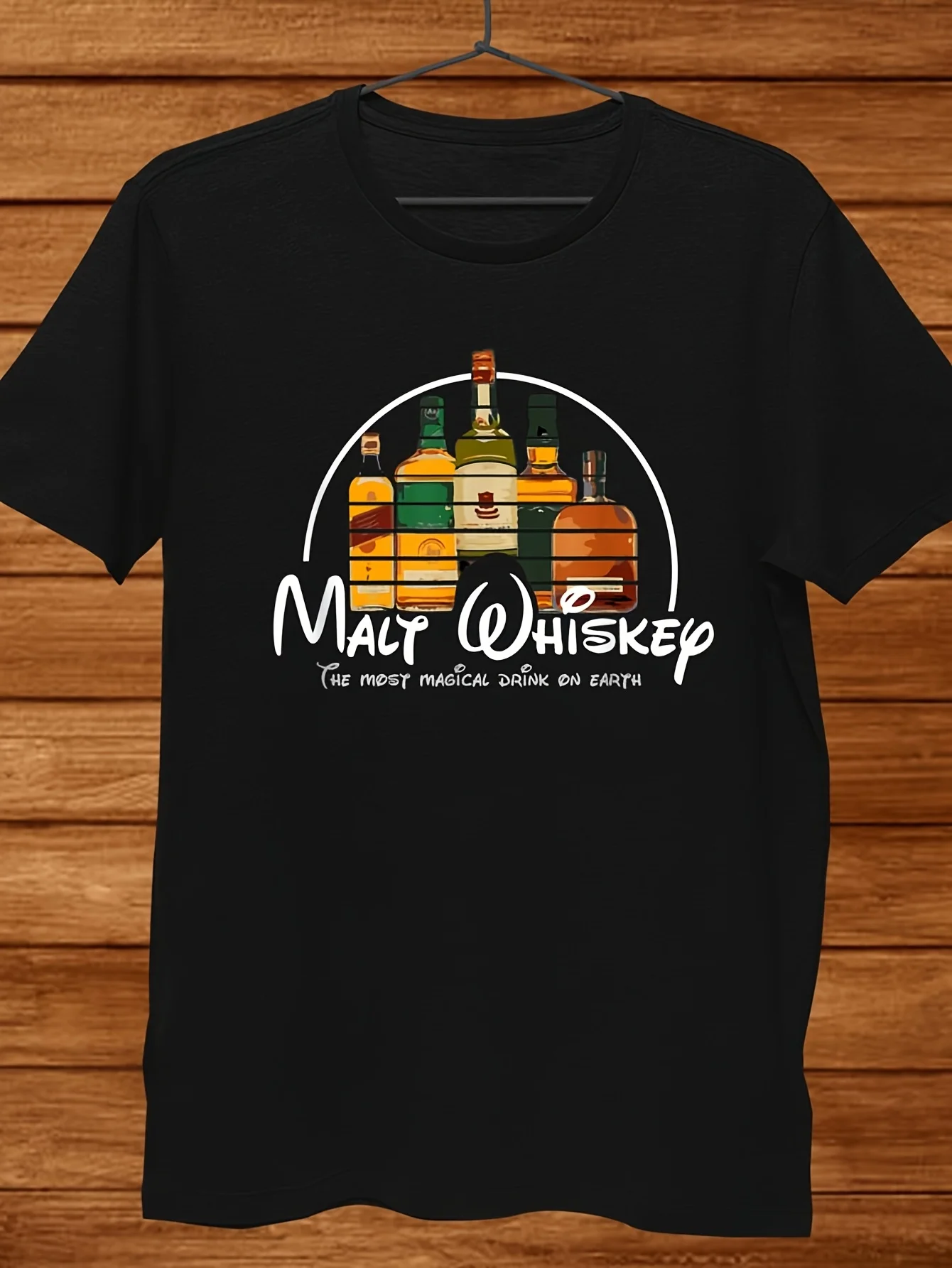 Una camiseta divertida con una bebida mágica inspirada en whisky de malta, perfecta como regalo para familiares y amigos, hecha de algodón puro.