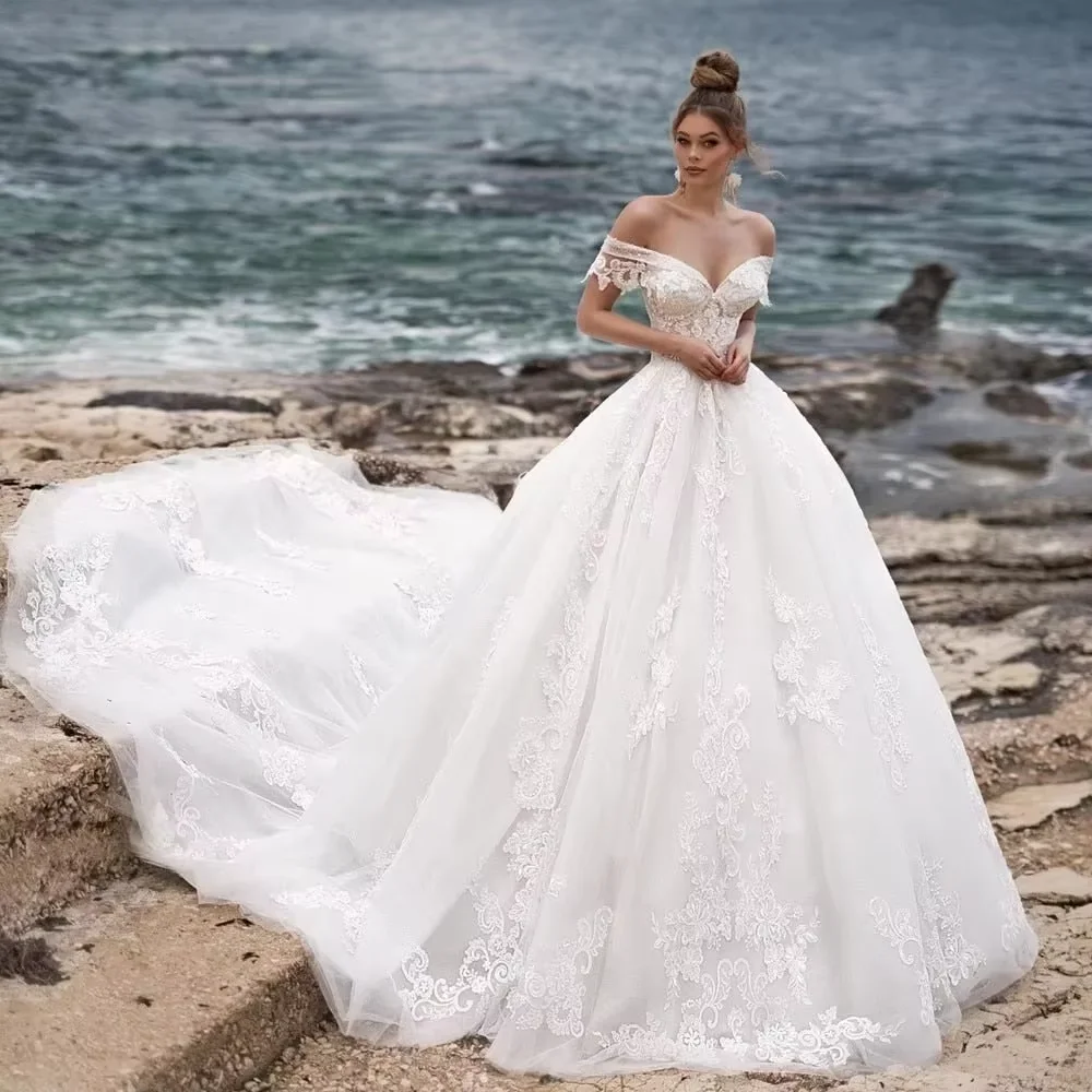 Customized Design Exquisite Appliques Chapel Train Ball Gown Wedding Dress Luxury Beading Sweetheart Neck Lace Up Princess Brida