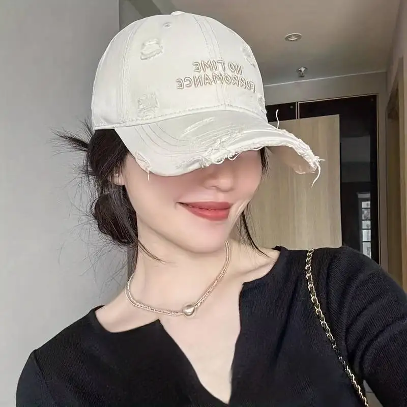 Gorra de Béisbol de Estilo Moderno con Efecto Desgastado y Bordado Tridimensional, una Gorra con Visera Delgada que Estiliza el Rostro