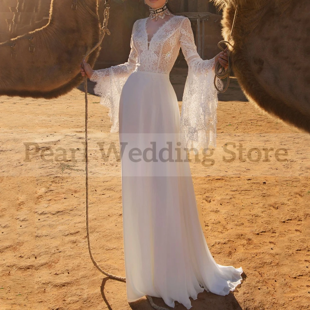 Vestido de novia bohemio de encaje y gasa con cuello en V, mangas largas acampanadas, ilusión trasera con botones, línea A, largo hasta el suelo