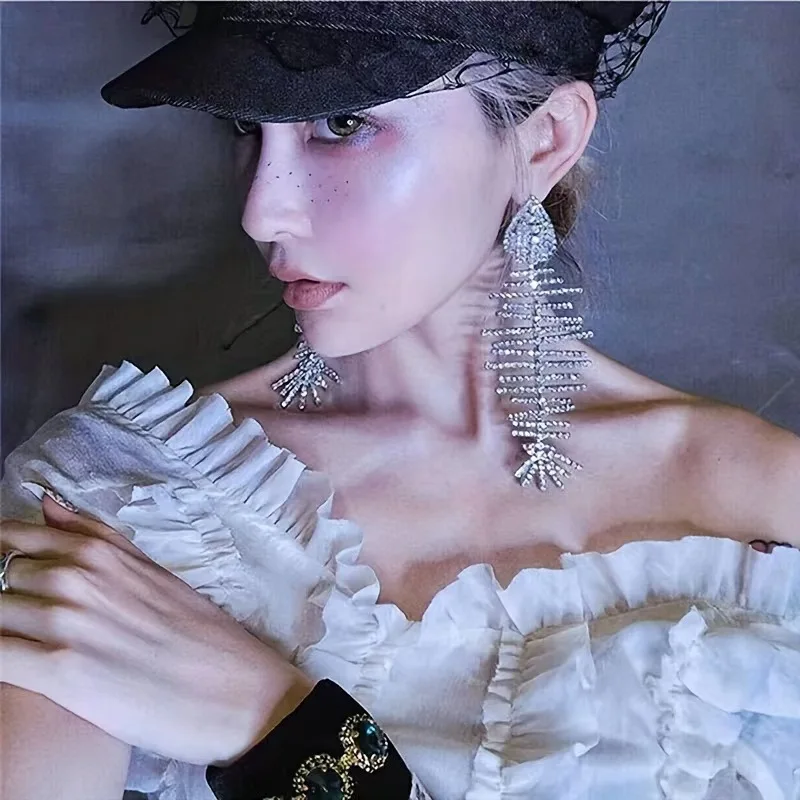 Diamond studded fishbone earrings for women, long style bouncing Di earrings, exaggerated European and American full diamond int