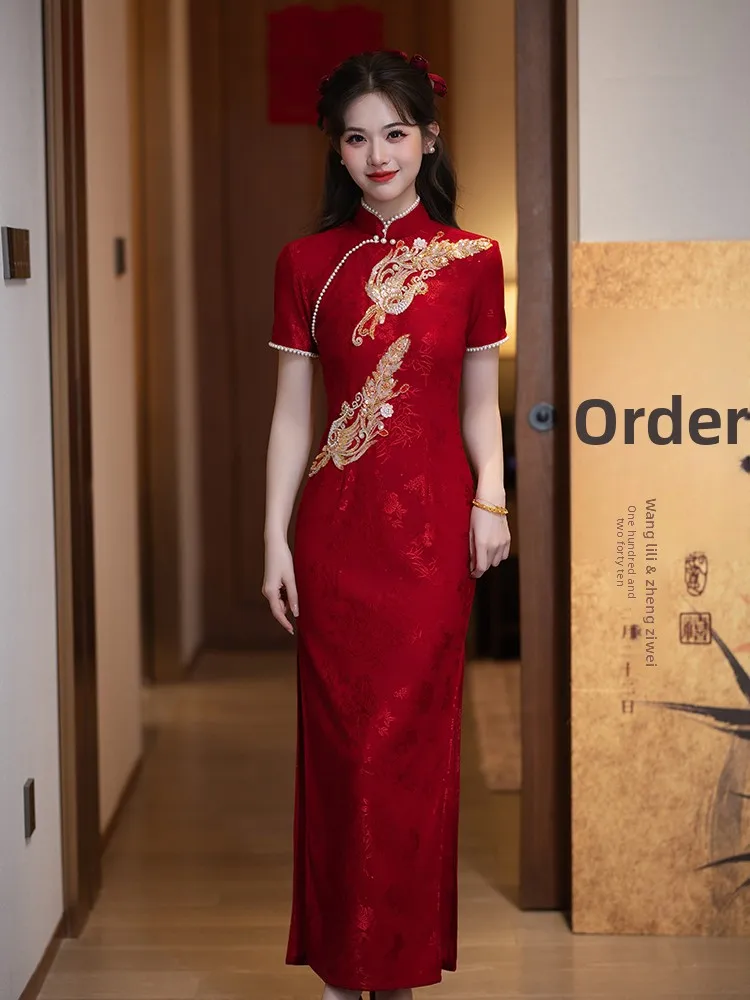 

Красное винное свадебное платье в новом китайском стиле с короткими рукавами, длинной юбкой и цветочным узором из полиэфирного волокна