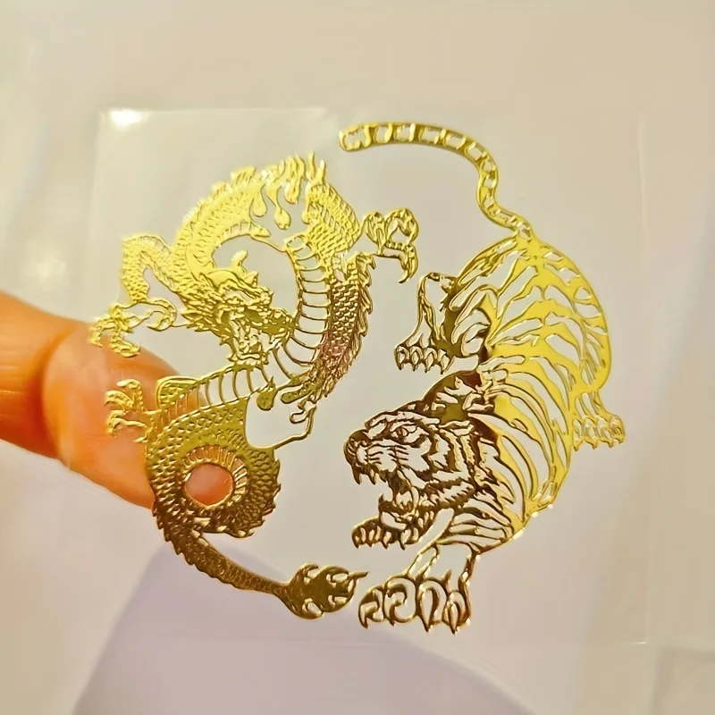 1 pieza de dragón vs. Pegatina de metal de tigre: oro, forma irregular, plástico duradero, superficie brillante, adecuada para teléfonos móviles, portátiles, automóviles, motocicletas, pegatinas decorativas temporales, diseño vibrante, pegatinas de superficie brillante, decoración de pegatinas de metal.