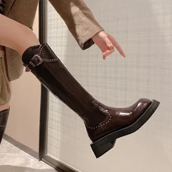 Nuovi stivali lunghi stile britannico Moda donna Rivetto Stivali in pelle al ginocchio marroni Scarpe autunno inverno Stivali da cavaliere femminili