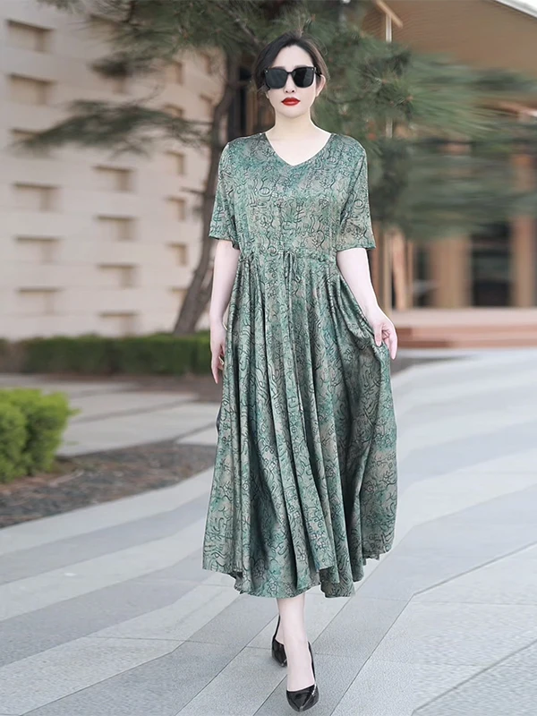 Długa jedwabna spódnica wyszczuplająca talię, fason A-line z wysokim stanem, dekolt w serek, dla kobiet w wieku 40-49 lat, letnia moda.