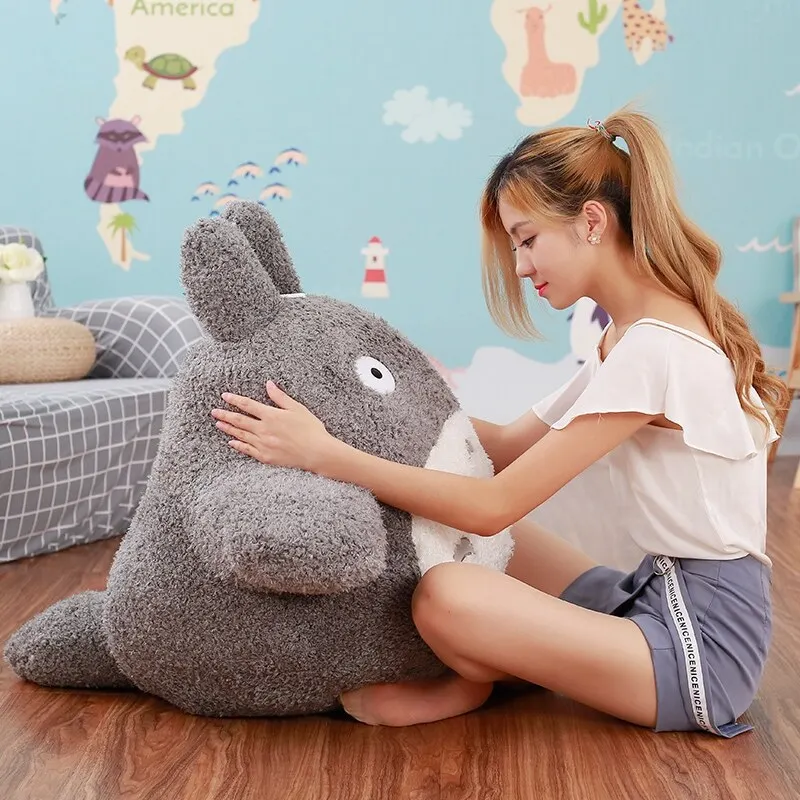 Poduszka dekoracyjna z motywem z kreskówki „Mój sąsiad Totoro” – miękka pluszowa poduszka na sofę lub łóżko, idealna na prezent urodzinowy i jako ozdoba do domu.
