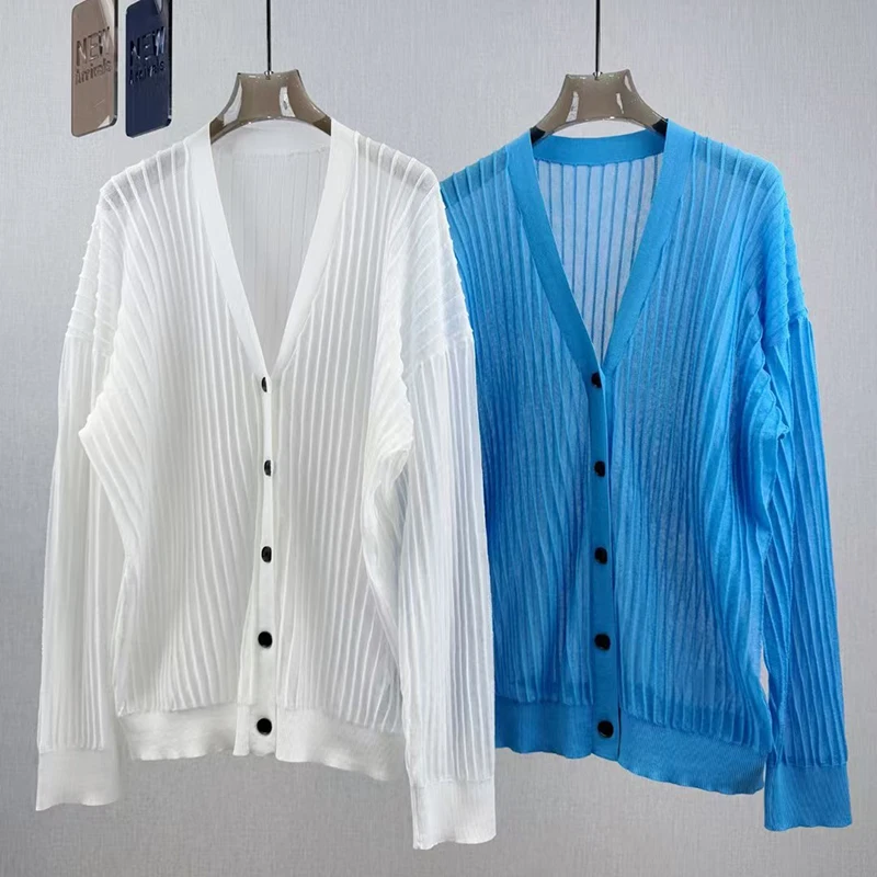 25 سترة محبوكة شفافة قليلاً مخططة عمودية جديدة برقبة على شكل حرف V، قابلة للتنفس، مريحة، فضفاضة وواقية من الشمس