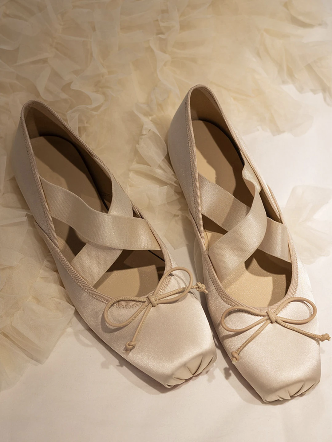nuove-ballerine-da-donna-2026-con-suola-rossa-in-raso-con-fasce-incrociate-per-esterni-con-rialzo-e-punta-quadrata-mary-janes