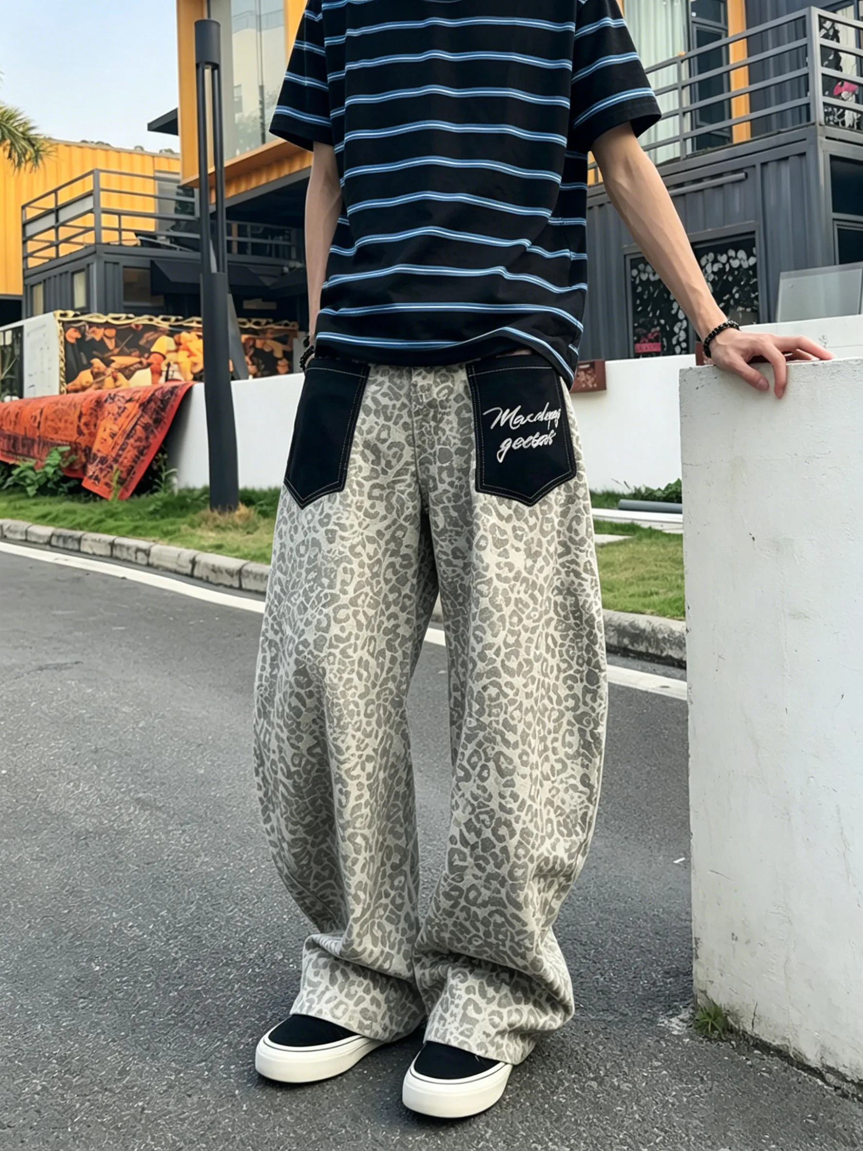 

2026 Unisex American Retro Leopard Print Patch Pocket Denim Jeans Loose Streetwear Baggy Wide Leg Curved Blade Casual Pants
